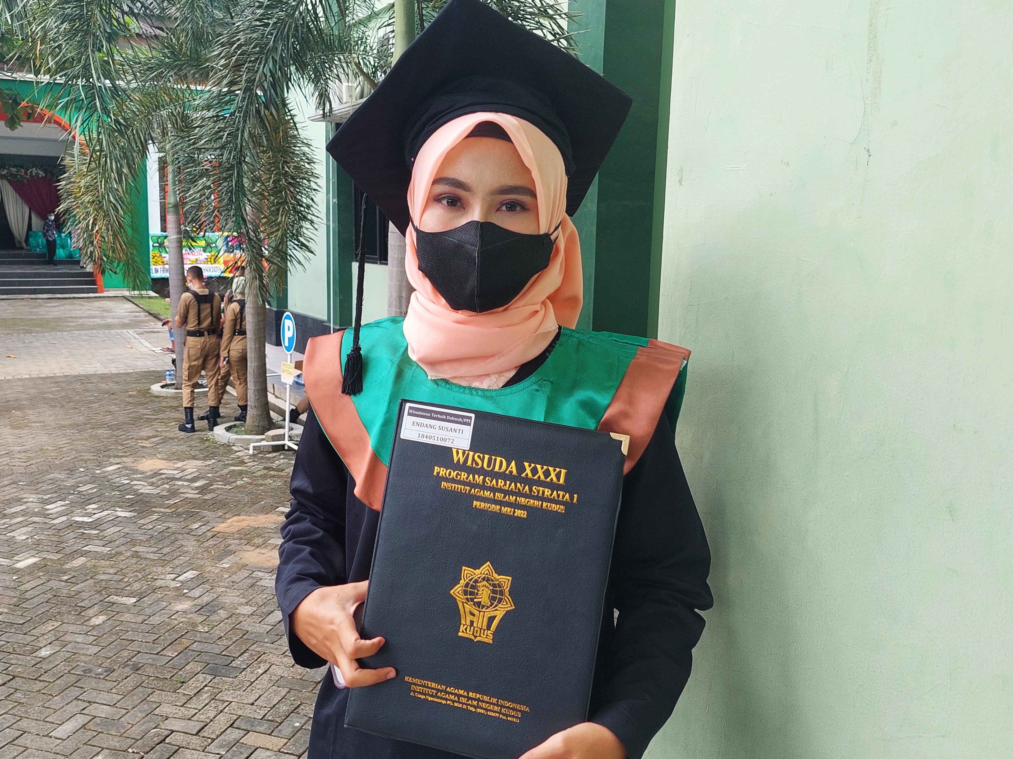 Endang Susanti menunjukkan ijazah dengan hasil cum laude usai prosesi wisuda di IAIN Kudus, Sabtu (14/5/2022).
