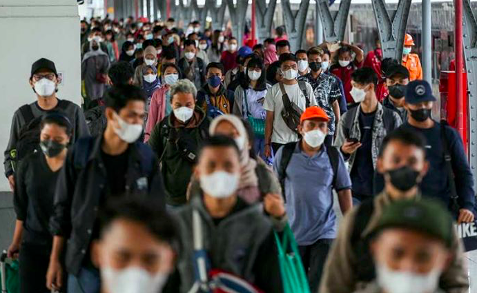 Antara pemudik kerera api.