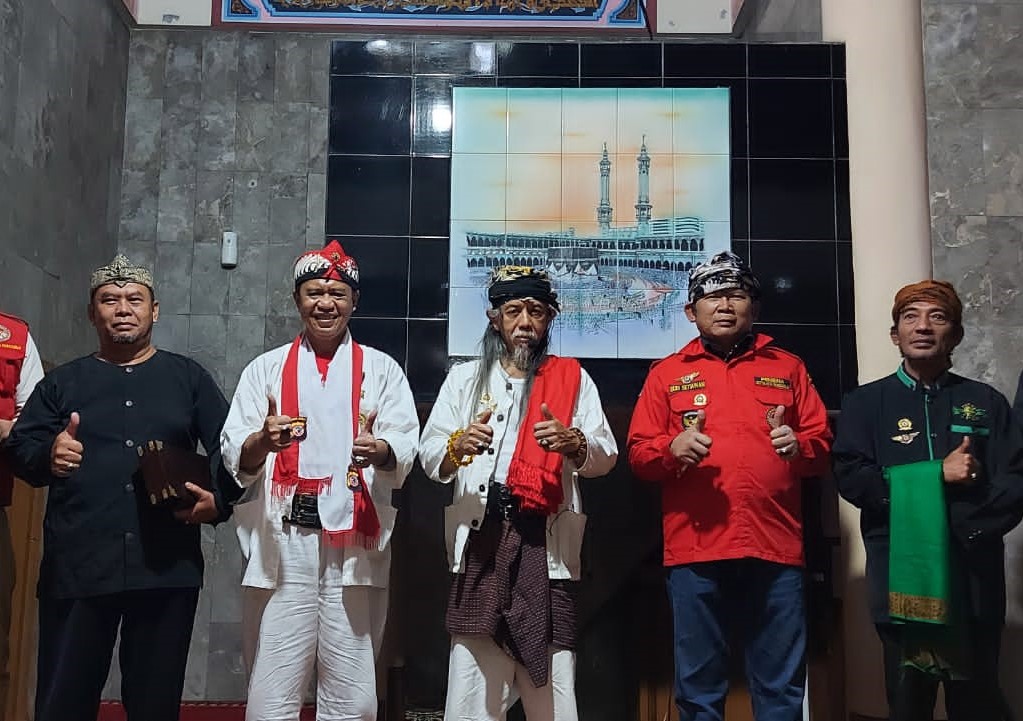 Brigjen Pol (Purn) Budi Setiawan (putih putih) menerima penghargaan dari Pengasuh Pakarang Adat Nusantara Abah Dr. Yusuf Bahtiar,