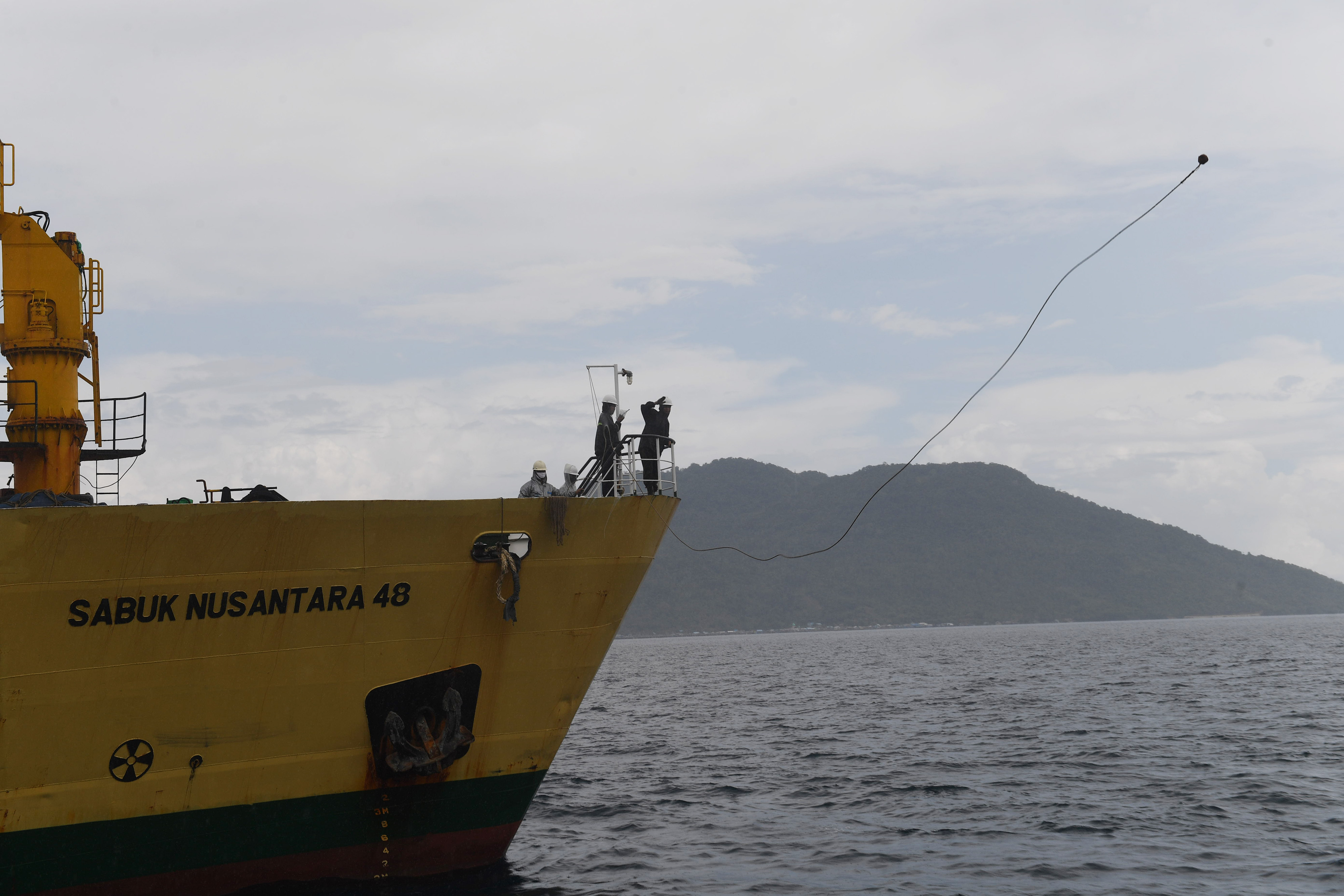 Kapal pengangkut penumpang dan sembako bersiap merapat di Selat Lampa, Natuan, Kepri