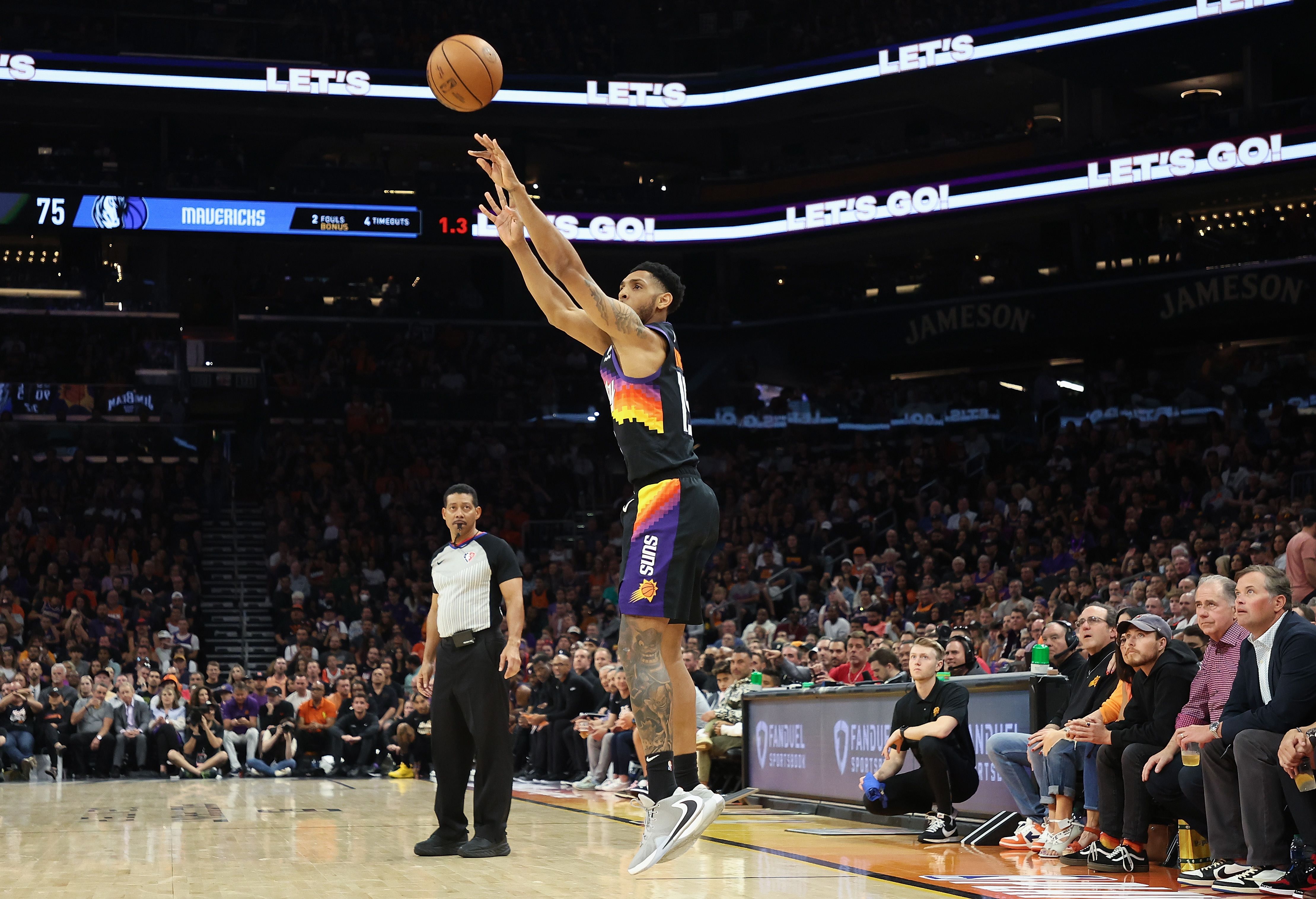 Cameron Payne, pemain Phoenix Suns, saat menembakkan bola ke ring lawan.