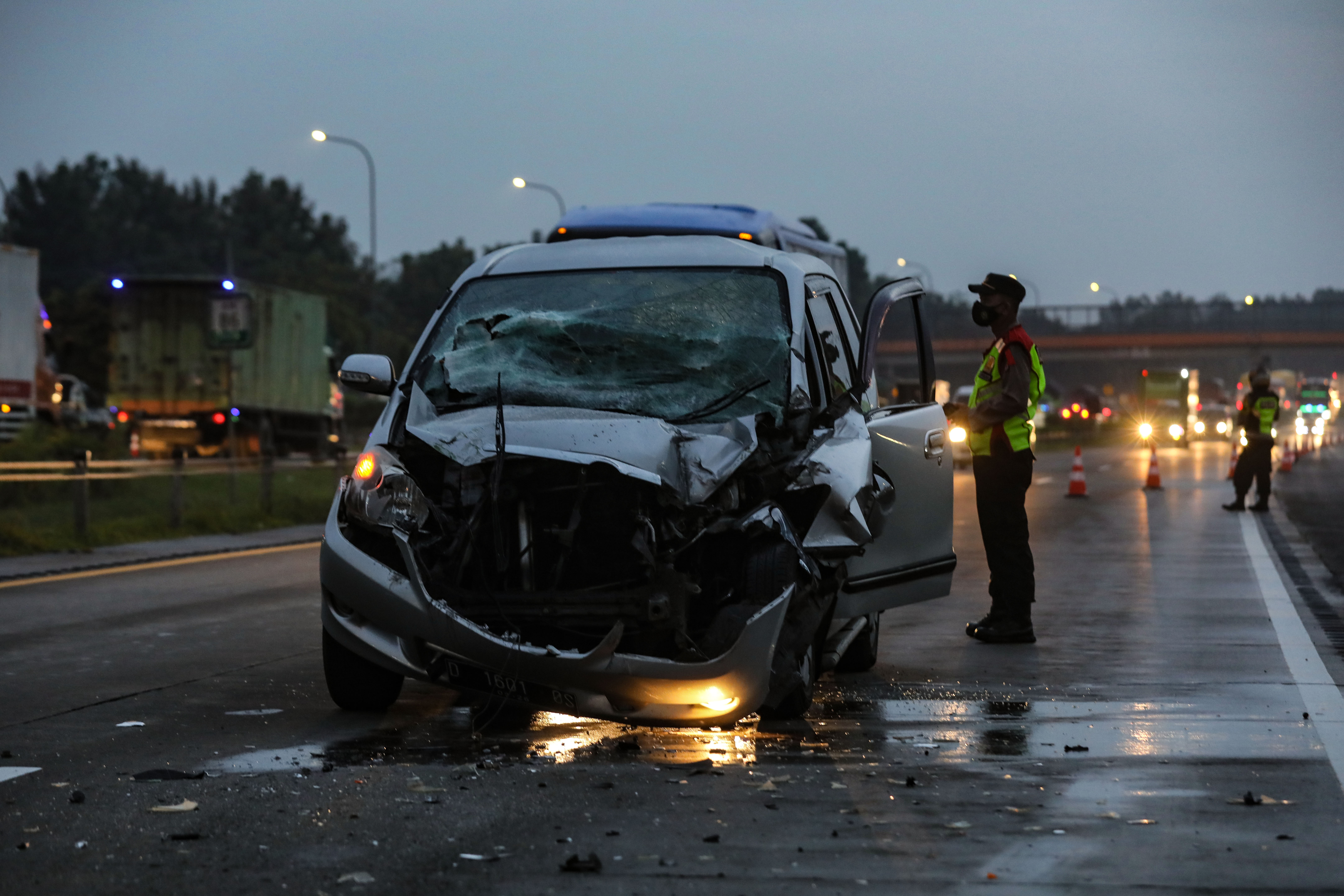 Kendaraan mengalami kecelakaan tunggal menabrak belakang truk yang diduga akibat supir ngantuk di KM 86 Tol Cipali arah Jakarta.