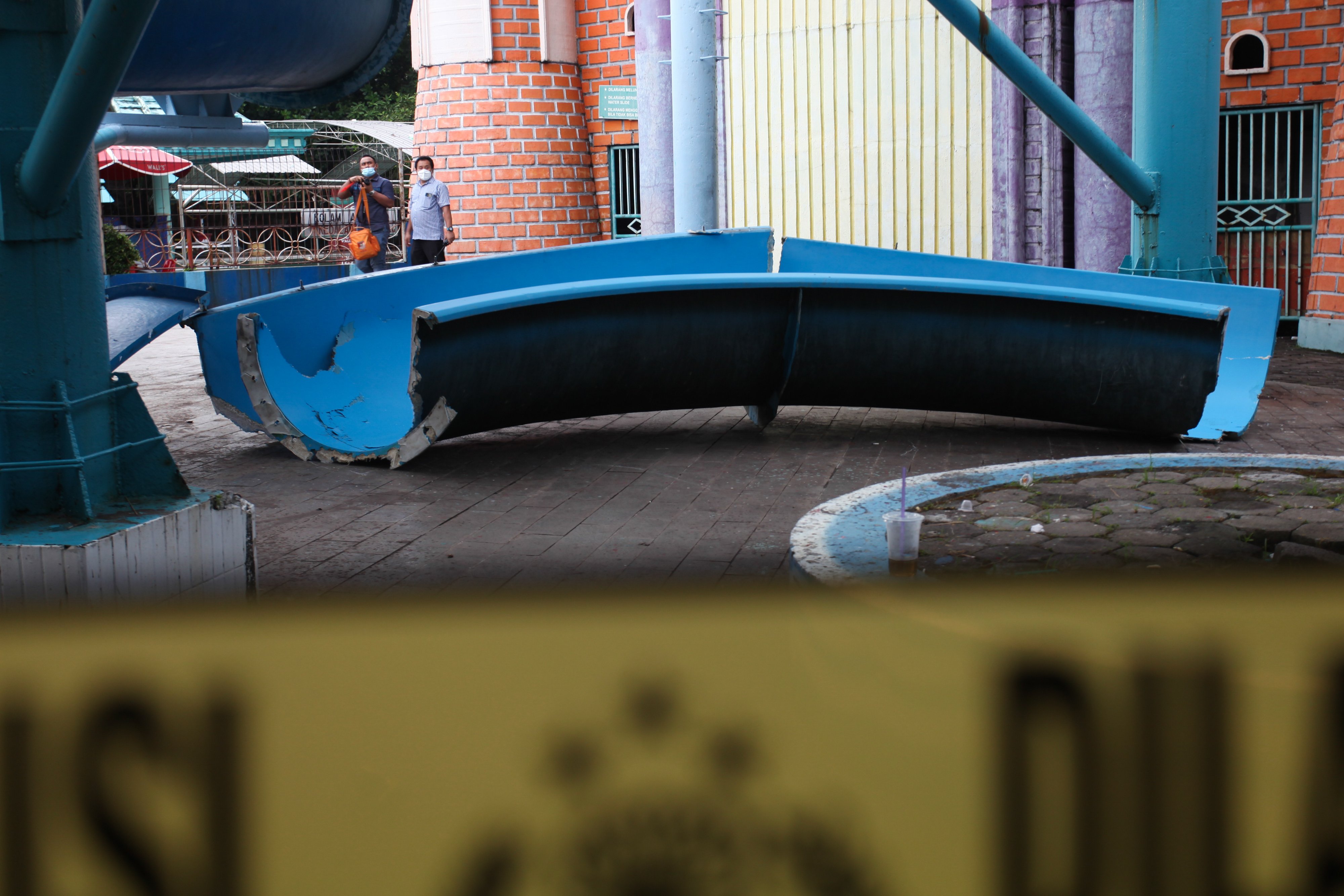 Patahan seluncuran di Kenjeran Park, Surabaya, Jatim.