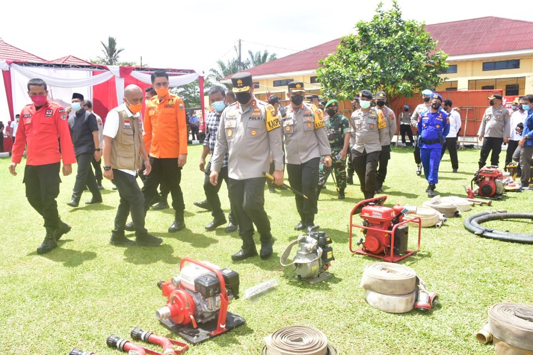 Kapolda Jambi Irjen A Rachmad Wibowo mengecek kesiapan peralatan pemadam untuk antisipasi karhutla pada musim kemarau di lahan gambut (30/3)