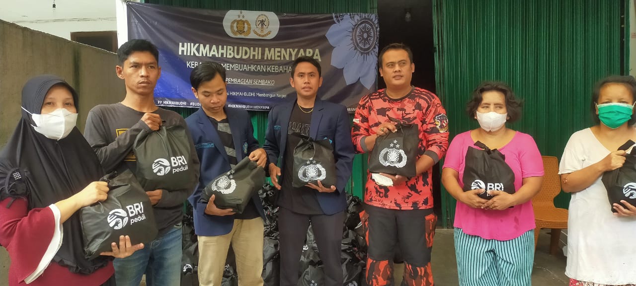 Pembagian sembako oleh Himpunan Mahasiswa Buddhis Indonesia (Hikmahbudhi) berkerjasama dengan Polri, di lingkungan Kelurahan Cempaka Putih 