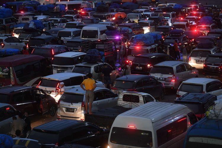 Sejumlah kendaraan mengantre untuk memasuki kapal di Pelabuhan Merak, Banten, Sabtu (30/4)