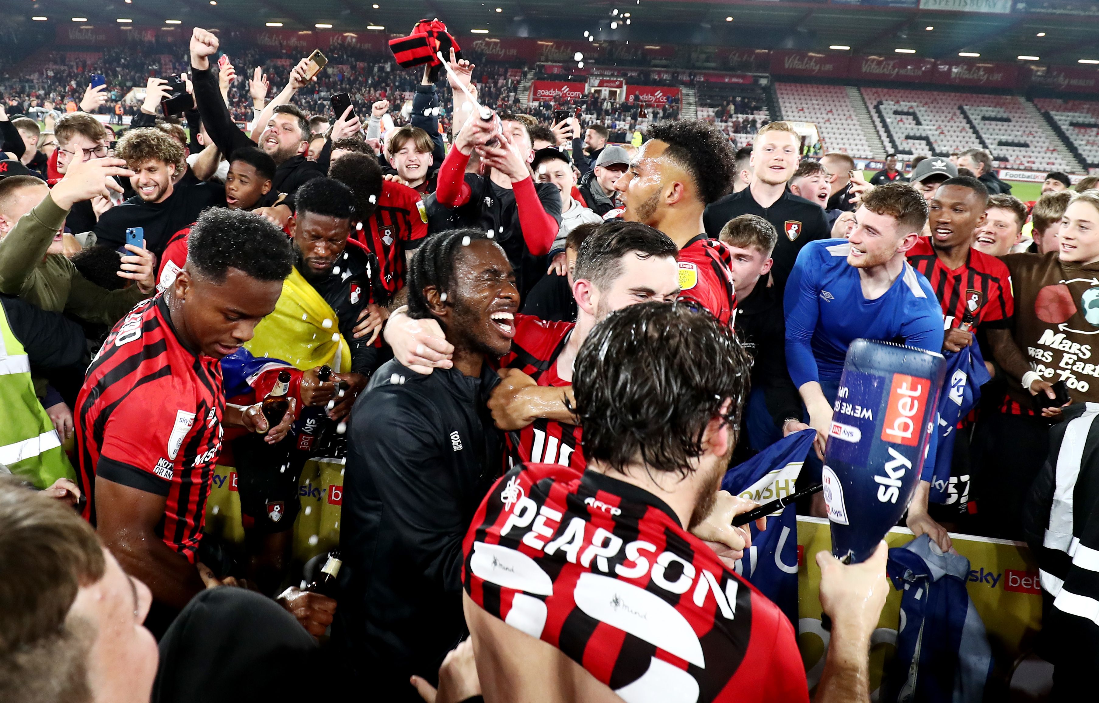 Para pemain Bournemouth merayakan keberhasilan mereka meraih promosi ke Liga Primer Inggris.