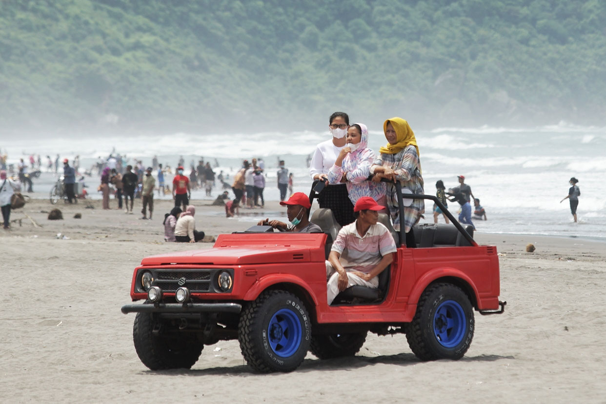 Warga berwisata di Pantai Parangtritis, Bantul, Yogyakarta.