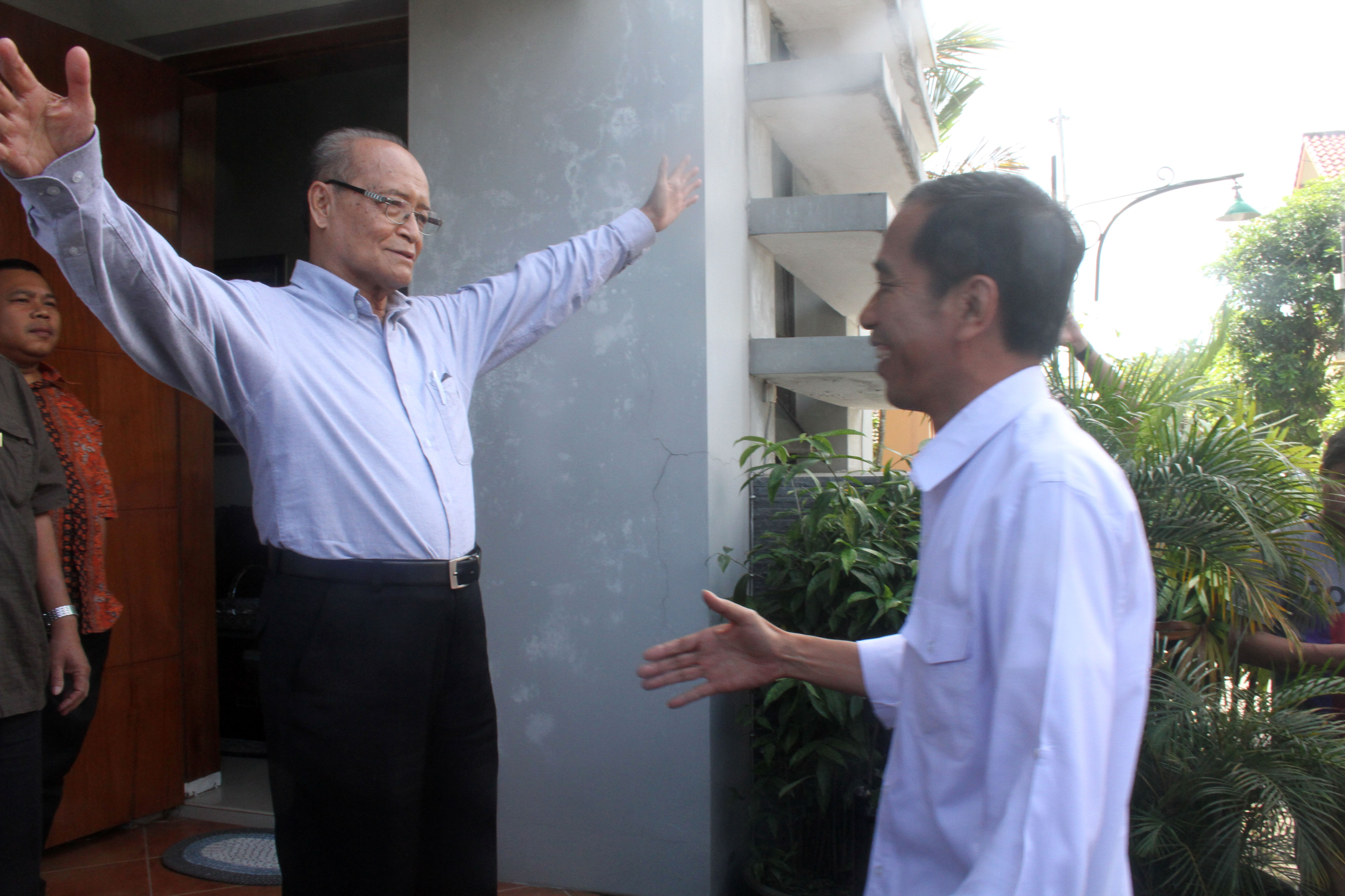 Buya Syafi'i Ma'arif menyambut kedatangan Calon Presiden Joko di kediaman Syafii Maarif di Sleman, Sabtu (3/5/2014)