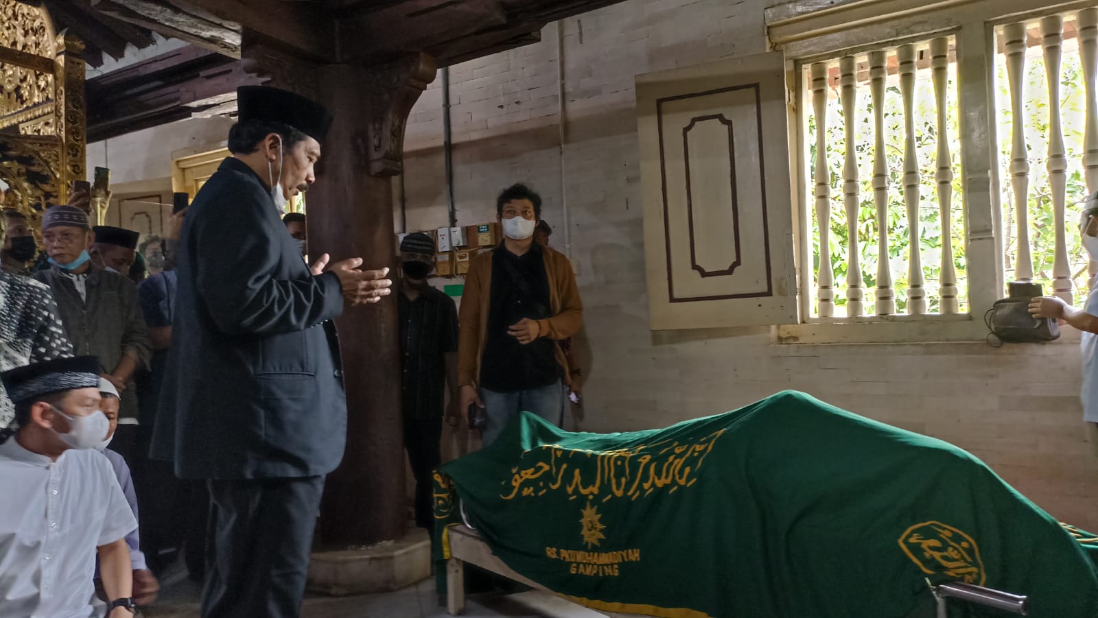  Kepala BPIP  Prof. Yudian Wahyud berdoa di depan jenazah Buya Ahmad Syafii Maarif di Masjid Besar Kauman Yogyakarta, Jumat (27/5/2022)