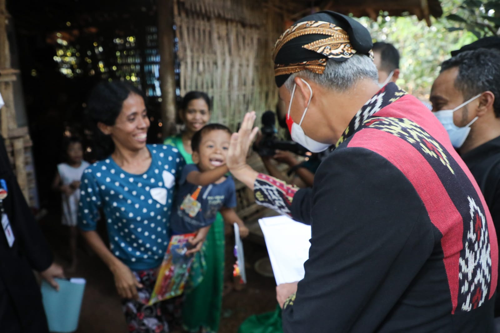 Gubernur Jateng Ganjar Pranowo menemui Bonawi, 44, warga Desa Troso, Kecamatan Pecangaan, Kabupaten Jepara, 