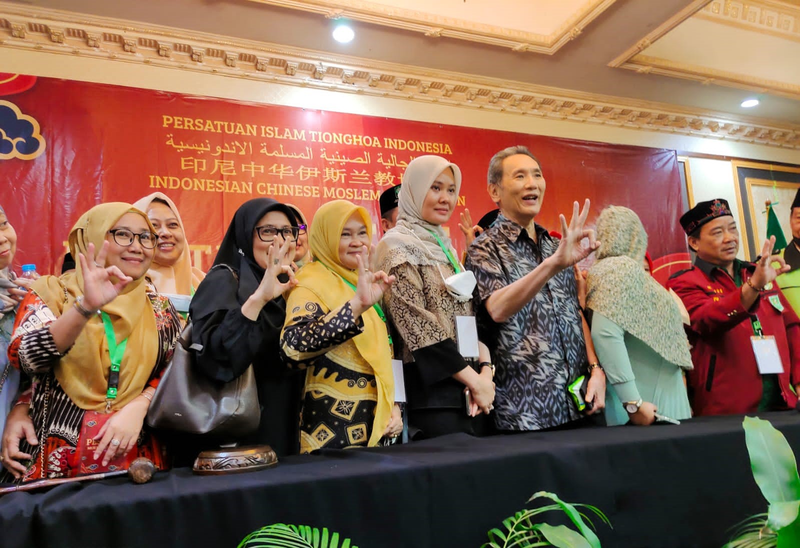 Sesepuh  Persatuan Islam Tionghoa Indonesia (PITI), H. Jusuf Hamka (batik) 