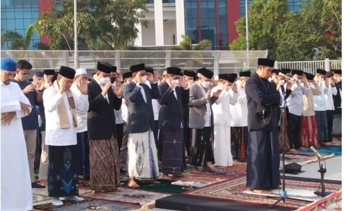Gubernur DKI Jakarta Anies Baswedan (tiga dari kiri) melaksanakan Salat Idulfitri di JIS, Jakarta Utara, Senin (2/5).