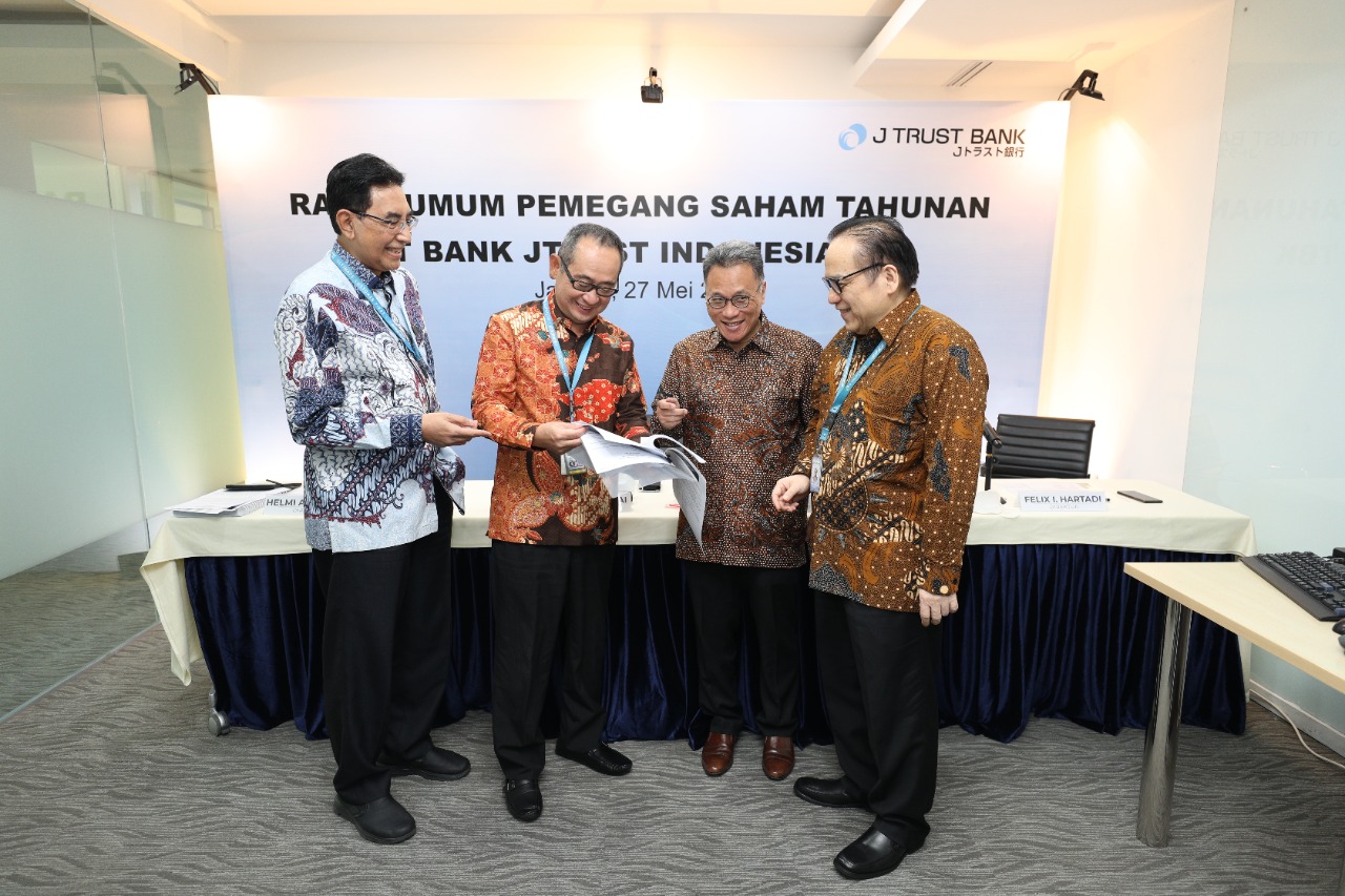 Ki-ka: Direktur Helmi A Hidayat, Dirut Ritsuo Fukadai, Komisaris Independen Benny Siswanto, dan Direktur Felix I Hartadi di RUPST J Trust.