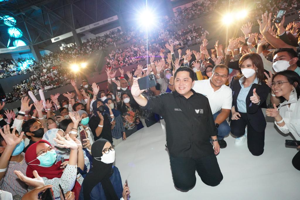 Menteri BUMN Erick Thohir bersama peserta rekrutmen bersama BUMN 2022