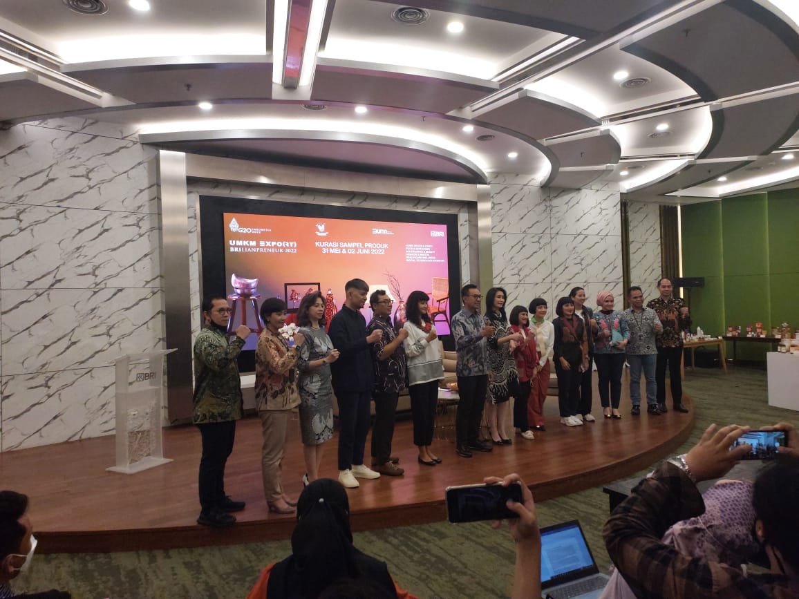 Direktur Bisnis Kecil dan Menengah BRI Amam Sukriyanto (tengah berbatik) dalam acara Kurasi UMKM Ekspor Brilianpreneur 2022, Selasa (31/5).