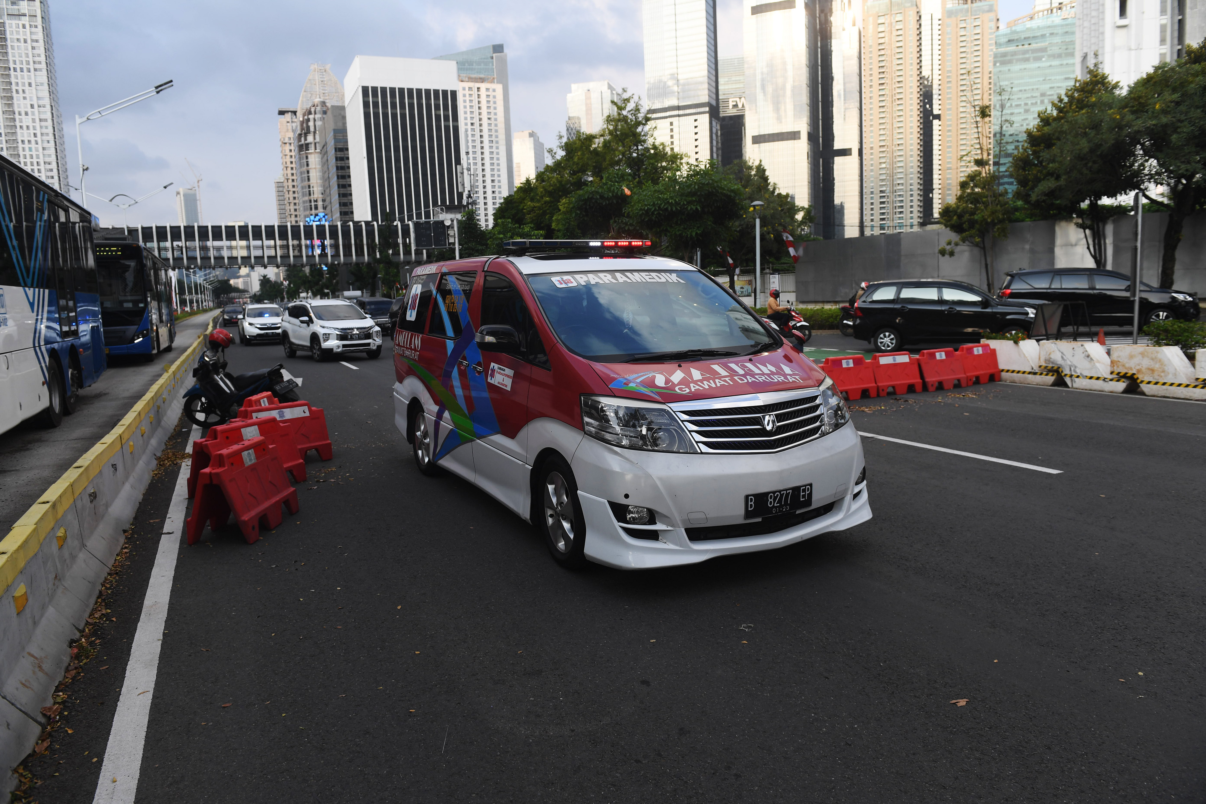 Ilustrasi mobil ambulans melintasi wilayah jalan protokol di Jakarta.
