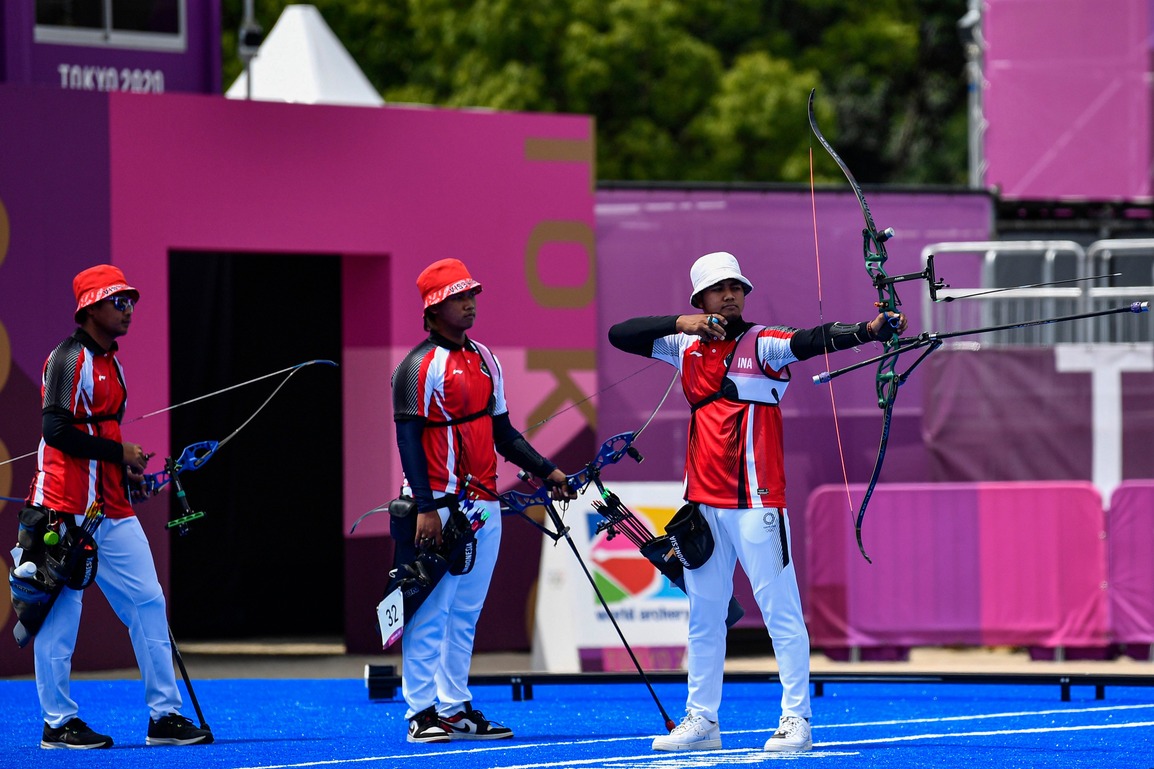 Tim panahan Indonesia Alviyanto Prastyadi (kanan), Arif Dwi Pangestu (tengah) dan Riau Ega Agatha Salsabila.