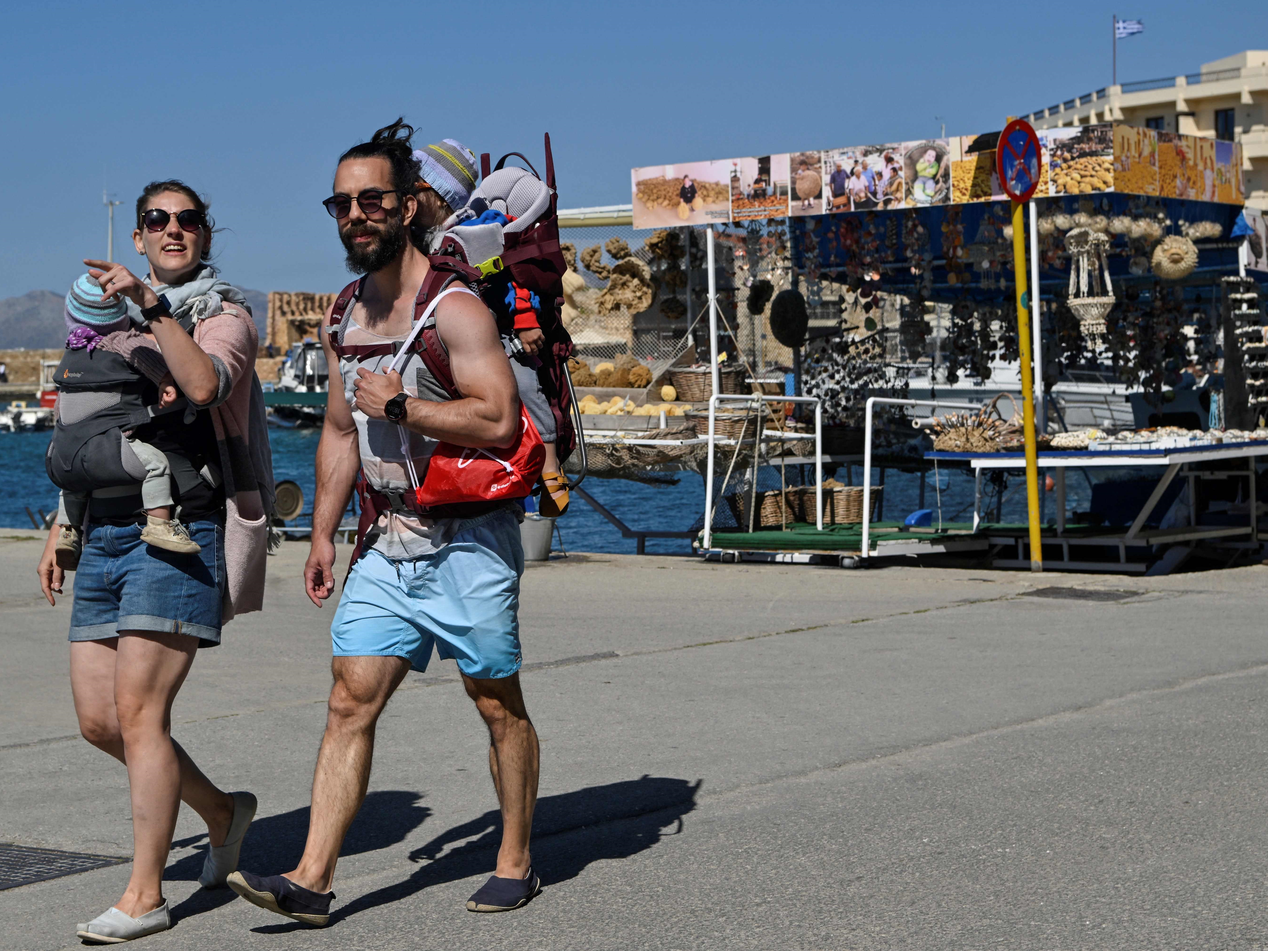 Turis berjalan di kota tua Chania di pulau Kreta, Yunani, pada 20 April 2022 saat musim turis telah dimulai. 