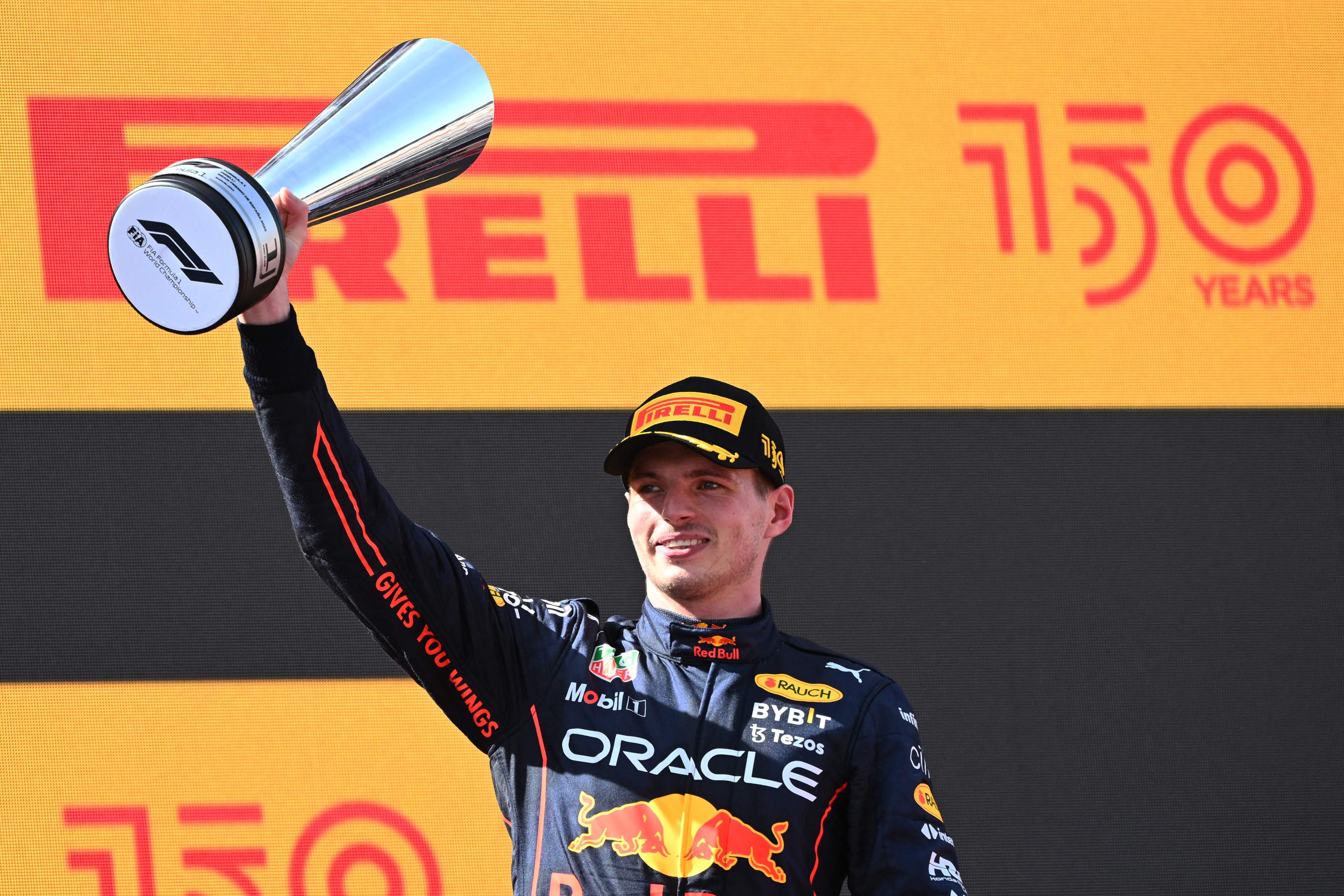 Pembalap Red Bull Max Verstappen mengangkat trofi usai menjadi juara di GP Spanyol.