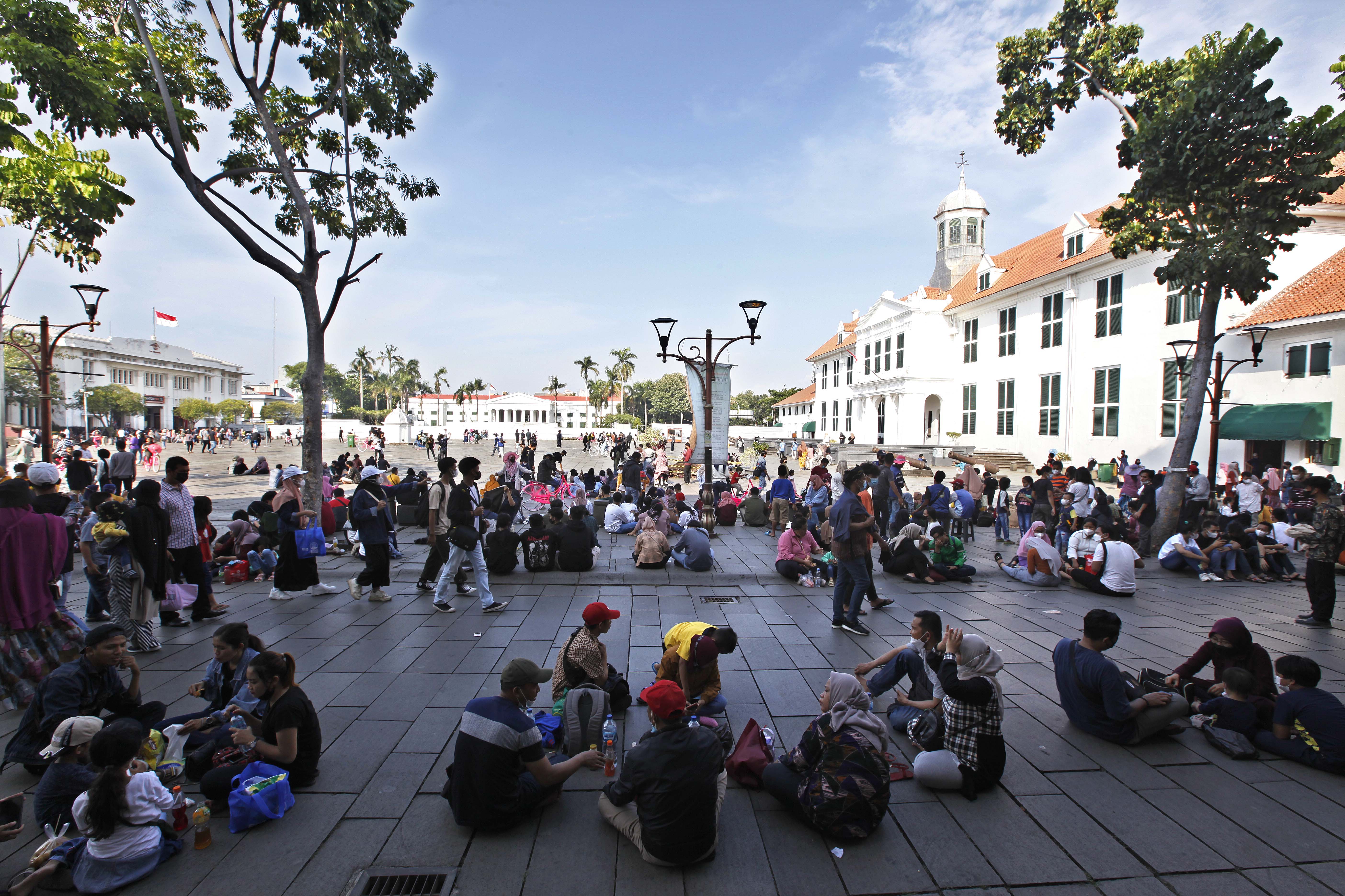 Wisatawan memadati kawasan Kota Tua di Jakarta.