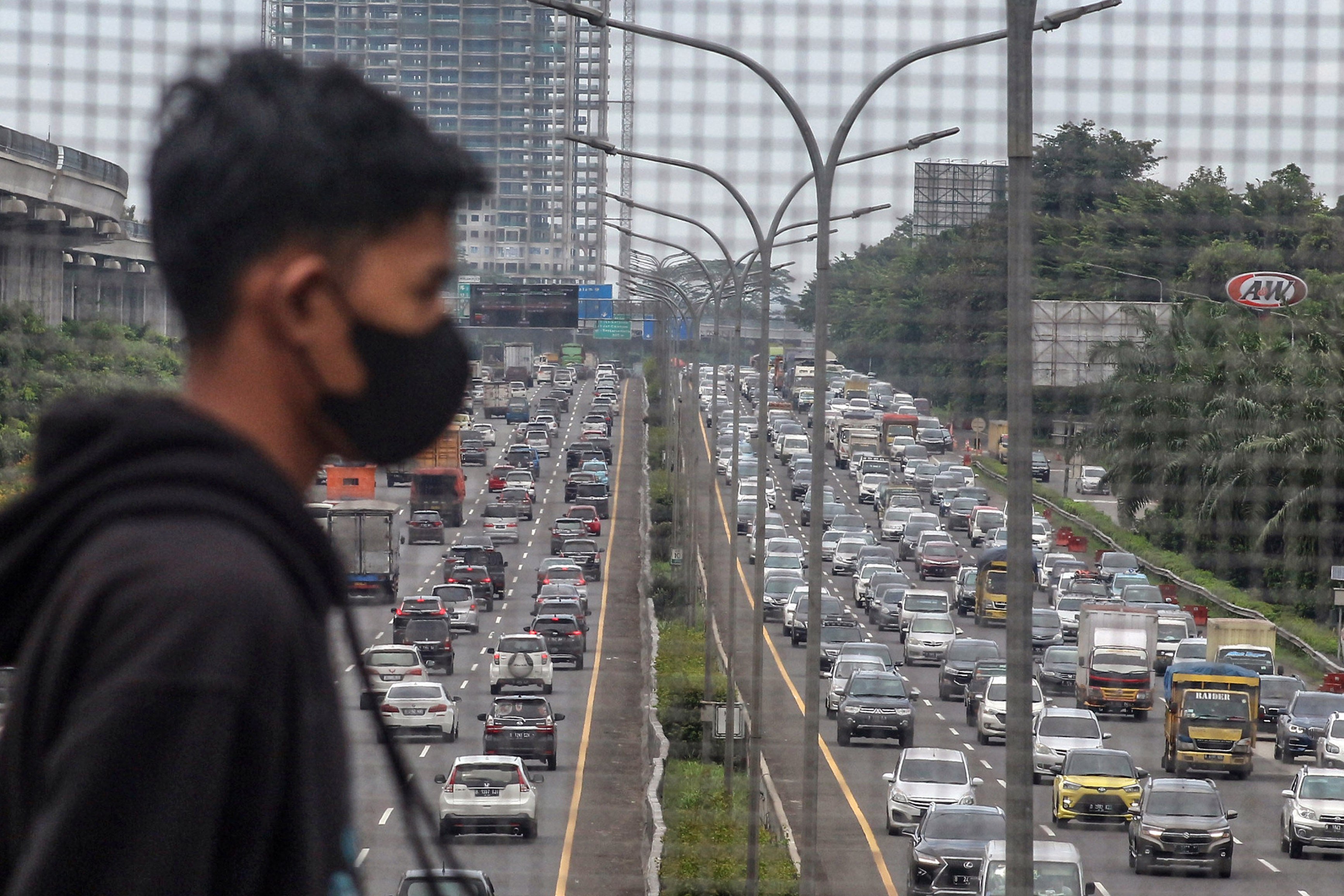 Warga melintas di atas jembatan Jalan Tol Jagorawi