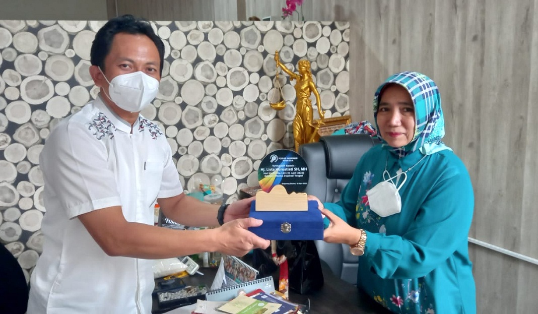 Ketua Forum Fasilitasi CSR Tangsel Hj Lista Hurustiati (kanan)