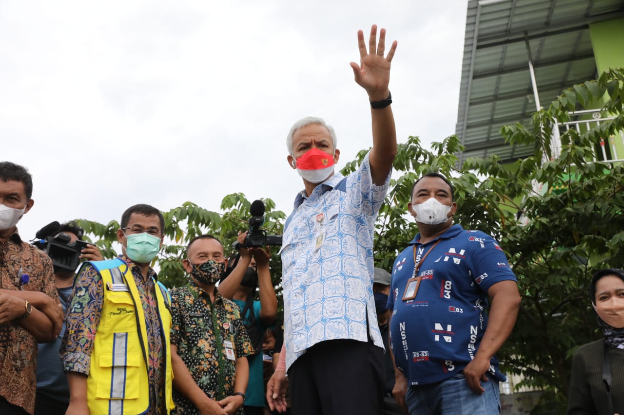  Gubernur Jateng Ganja Pranowo meninjau kawasan Tambak Lorok, Kota Semarang, Rabu (25/5). 