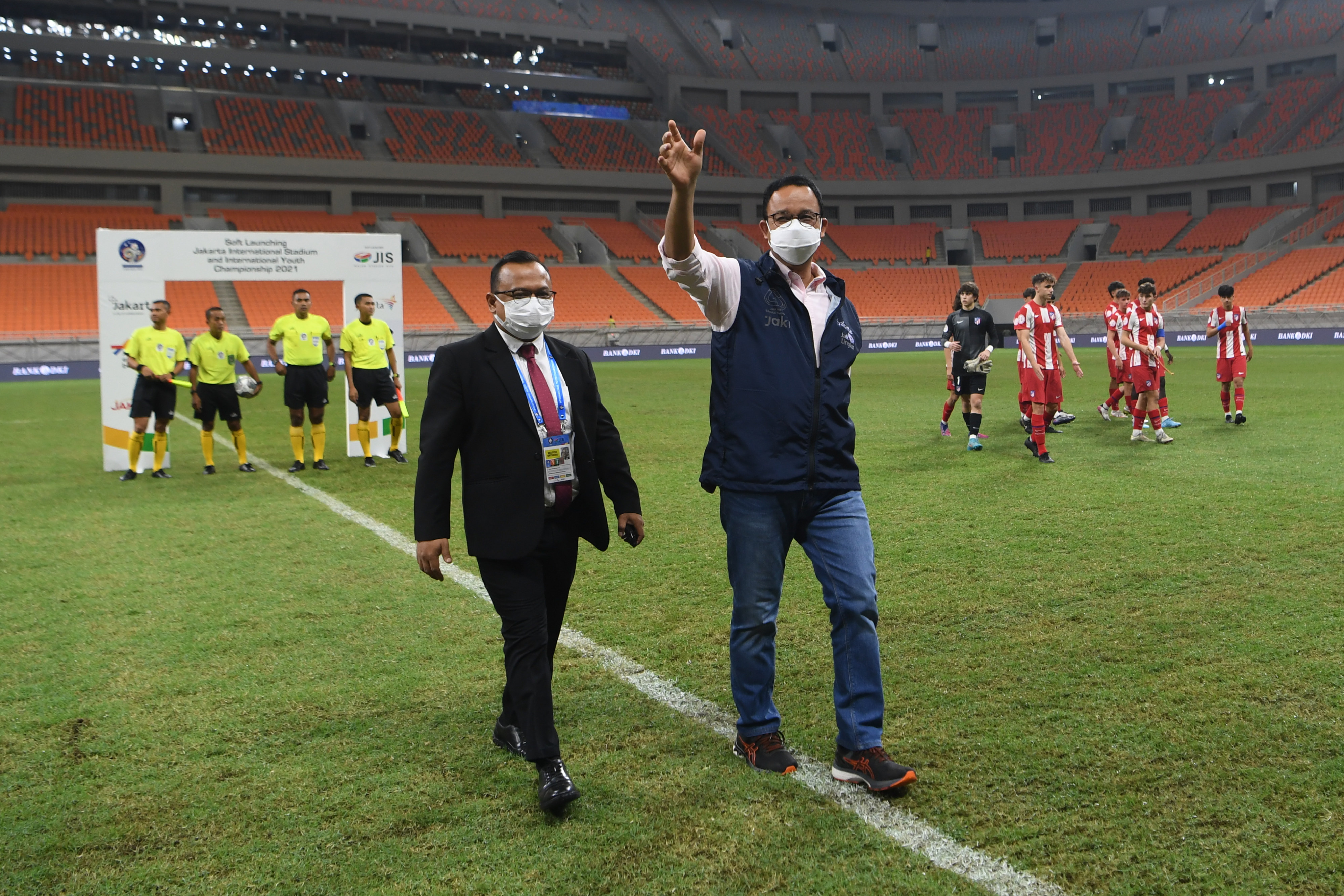 Gubernur DKI Jakarta Anies Baswedan (kanan) saat menghadiri final International Youth Championship di Jakarta International Stadium (JIS).