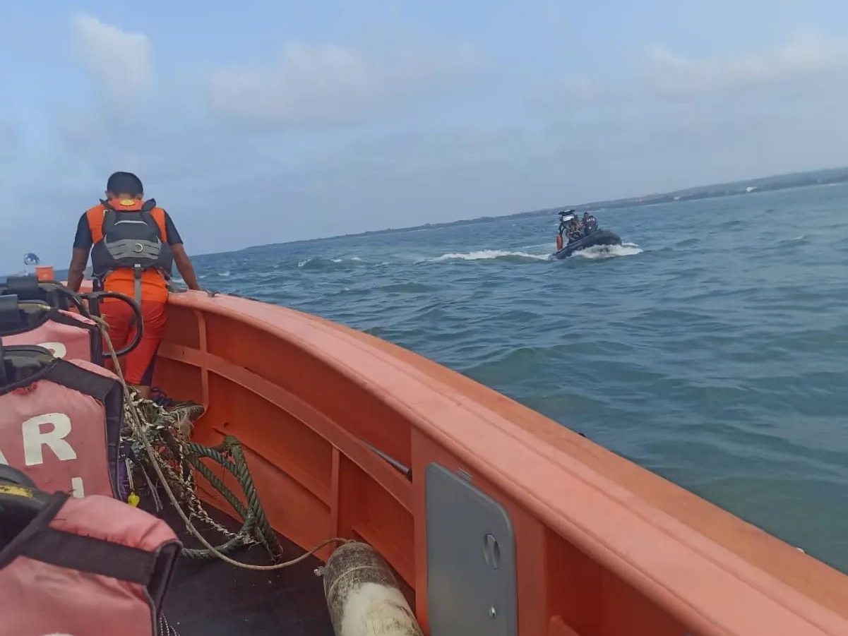 Personel Basarnas Bali tengah melakukan pencarian korban hilang, I Made Suwitra, setelah jukungnya terantam ombak.