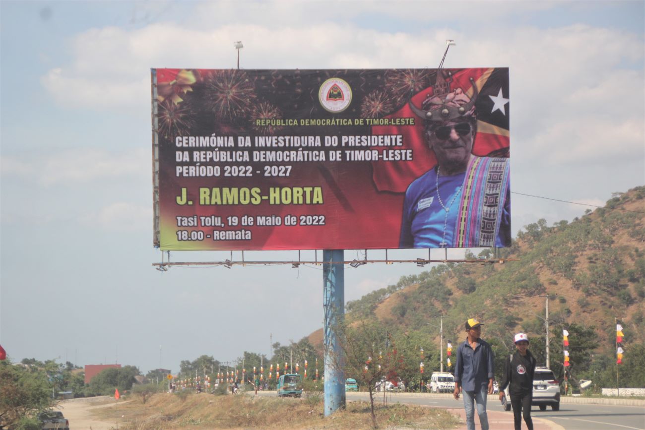 Sebuah baliho besar bertuliskan informasi pelantikan Presiden Terpilih Timor Leste, Ramos Horta di pajang di sisi jalan di Tasi Tolu, Dili, 