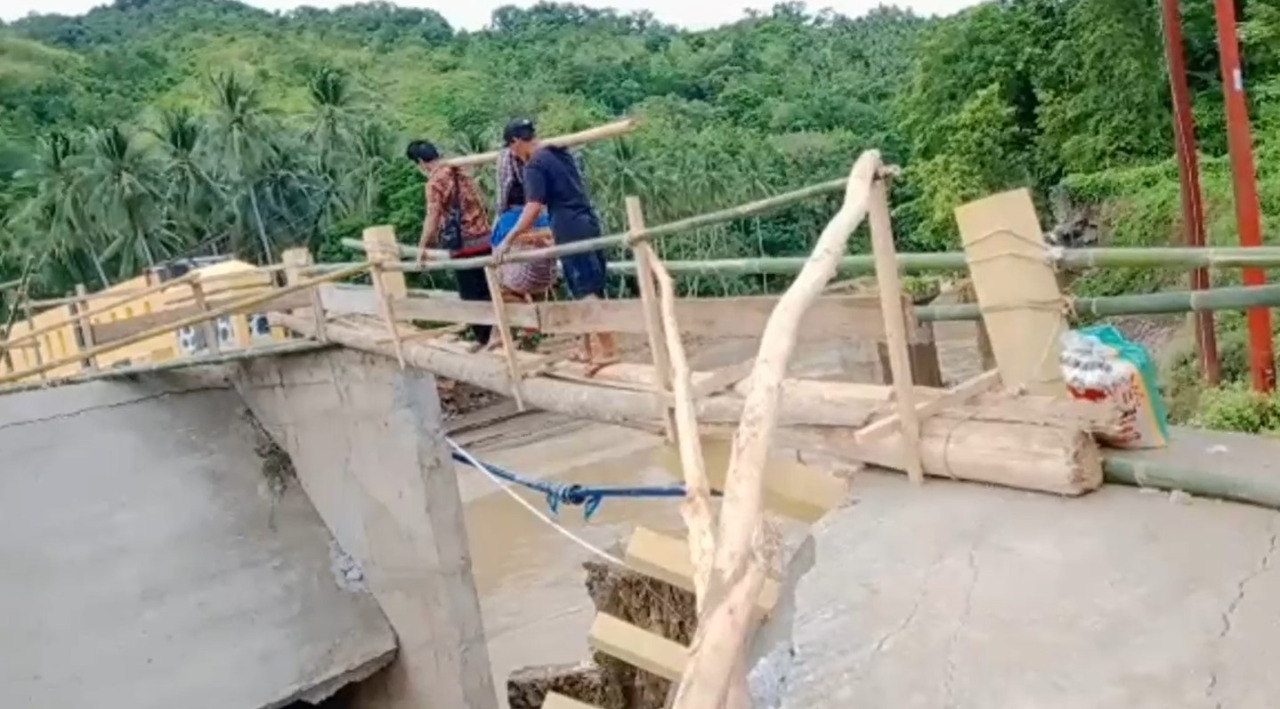 Ibu Muda Terpaksa Ditandu akibat Jembatan Putus dan Longsor