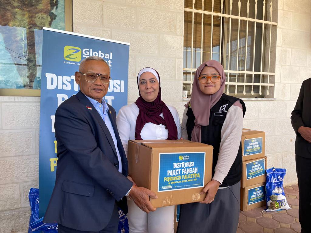 Anggota DPR RI Fraksi NasDem Subardi menyerahkan bantuan ke kamp pengungsian Palestina