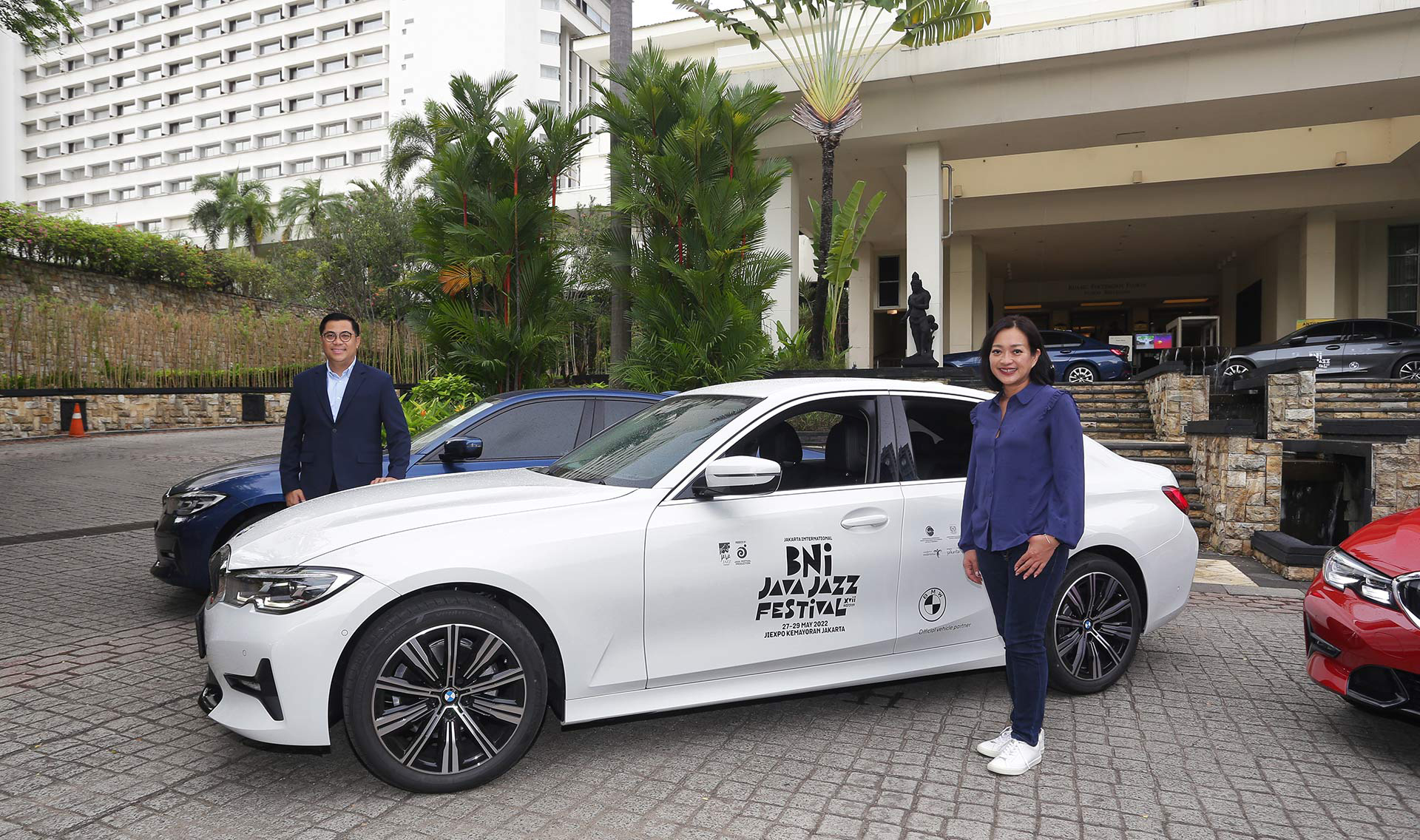 Vice President Sales and Network Development, BMW Indonesia Bayu Riyanto (kiri) dan Direktur Utama PT Java Festival Production Dewi Gontha.