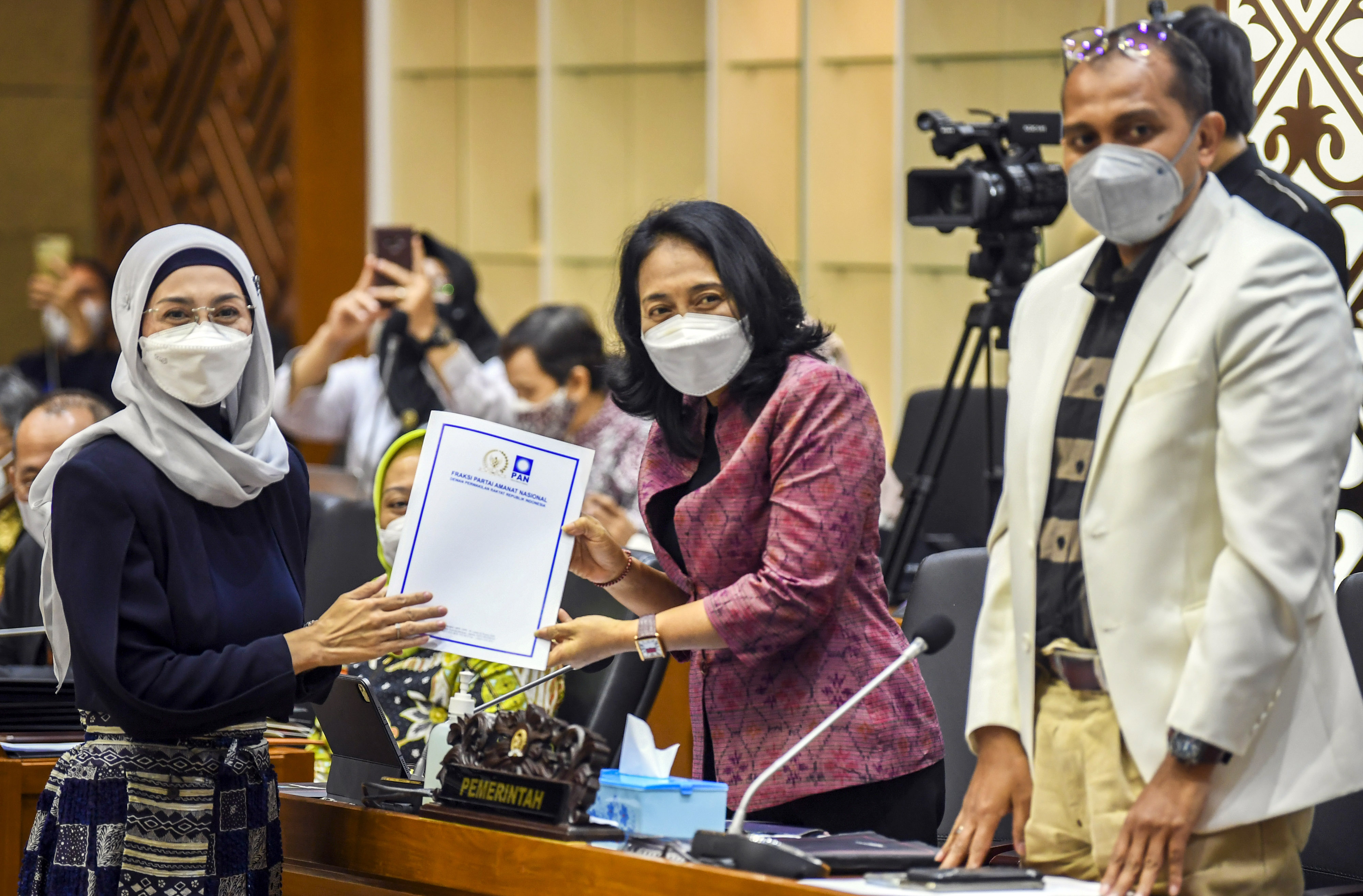 KEPUTUSAN RUU TPKS: Menteri PPPA Bintang Puspayoga (tengah) menerima laporan hasil pembahasan RUU TPKS di Kompleks Parlemen, Senayan.