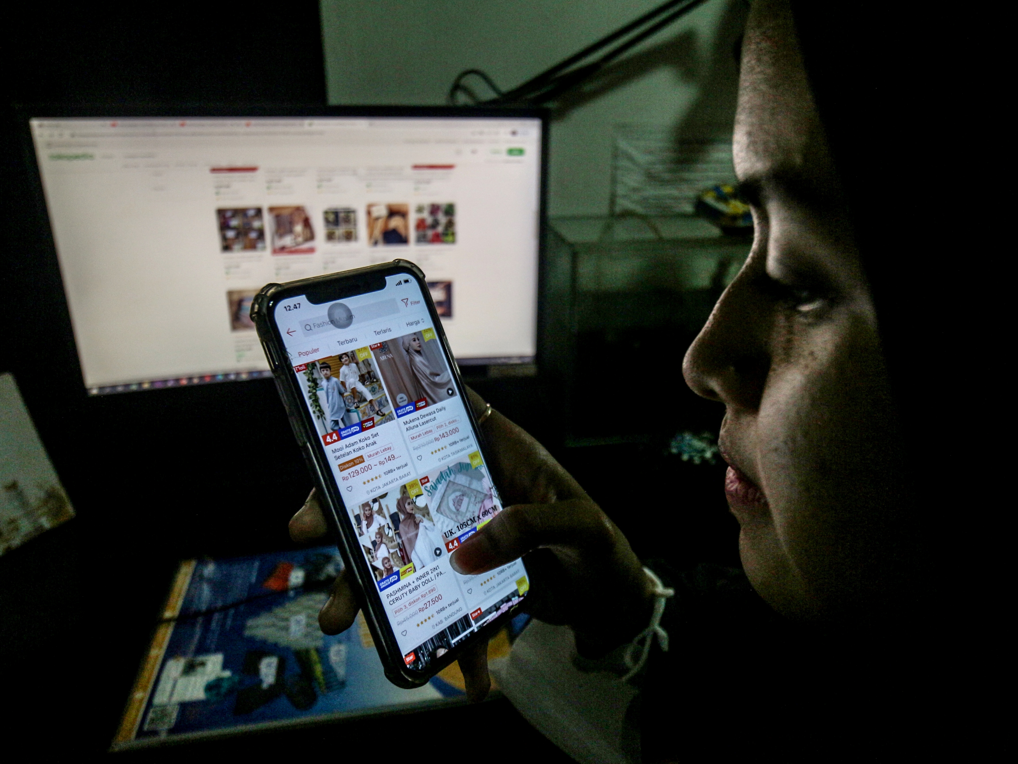 Warga menggunakan perangkat elektronik untuk berbelanja secara daring di salah satu situs belanja di Bogor, Jawa Barat, Senin (21/3/2022). 