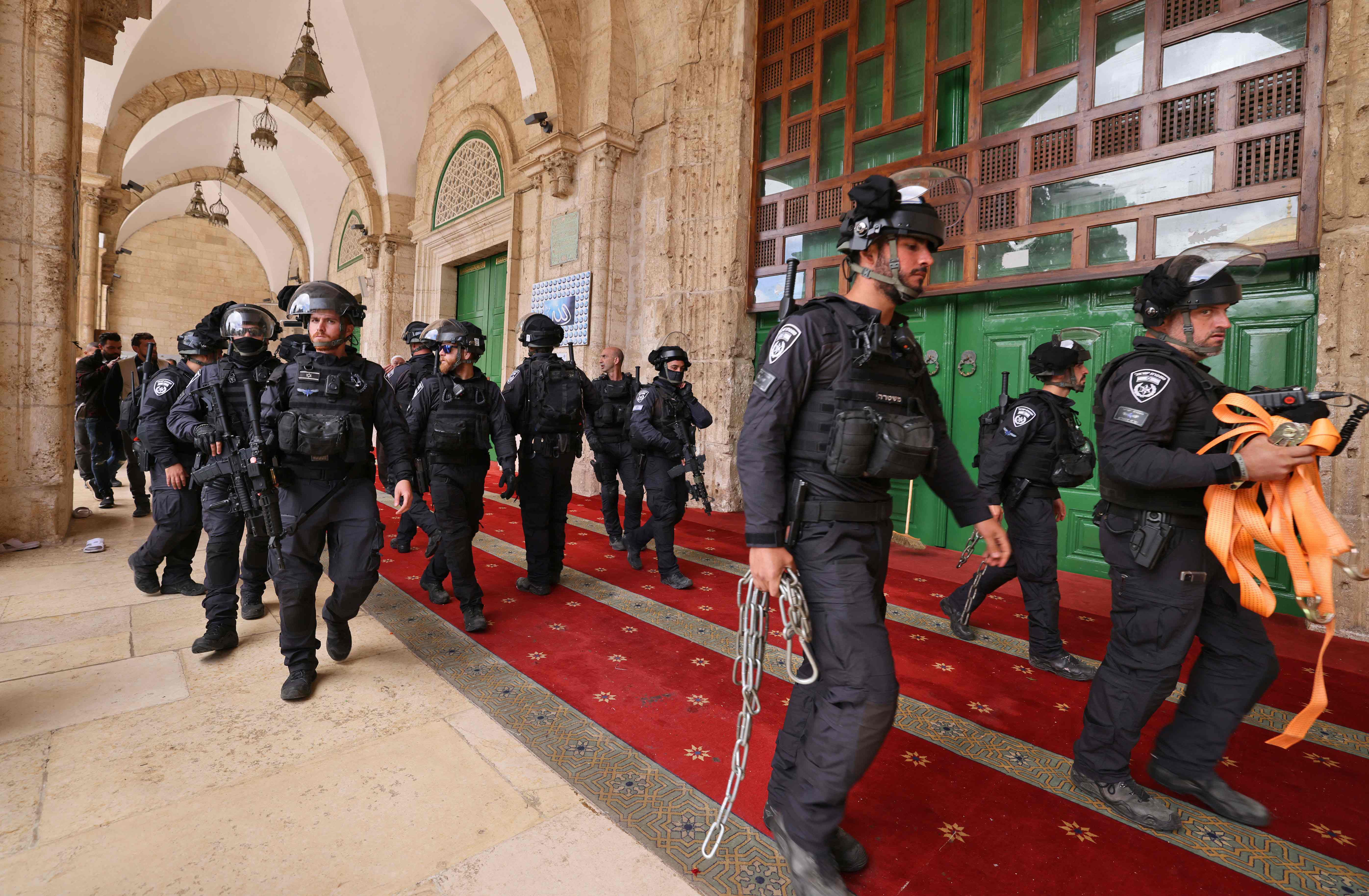Polisi Israel memasuki kompleks Masjid Al-Aqsa dan sempat bentrok dengan warga muslim Palestina di Jerusalem, Palestina, Kamis (5/5).