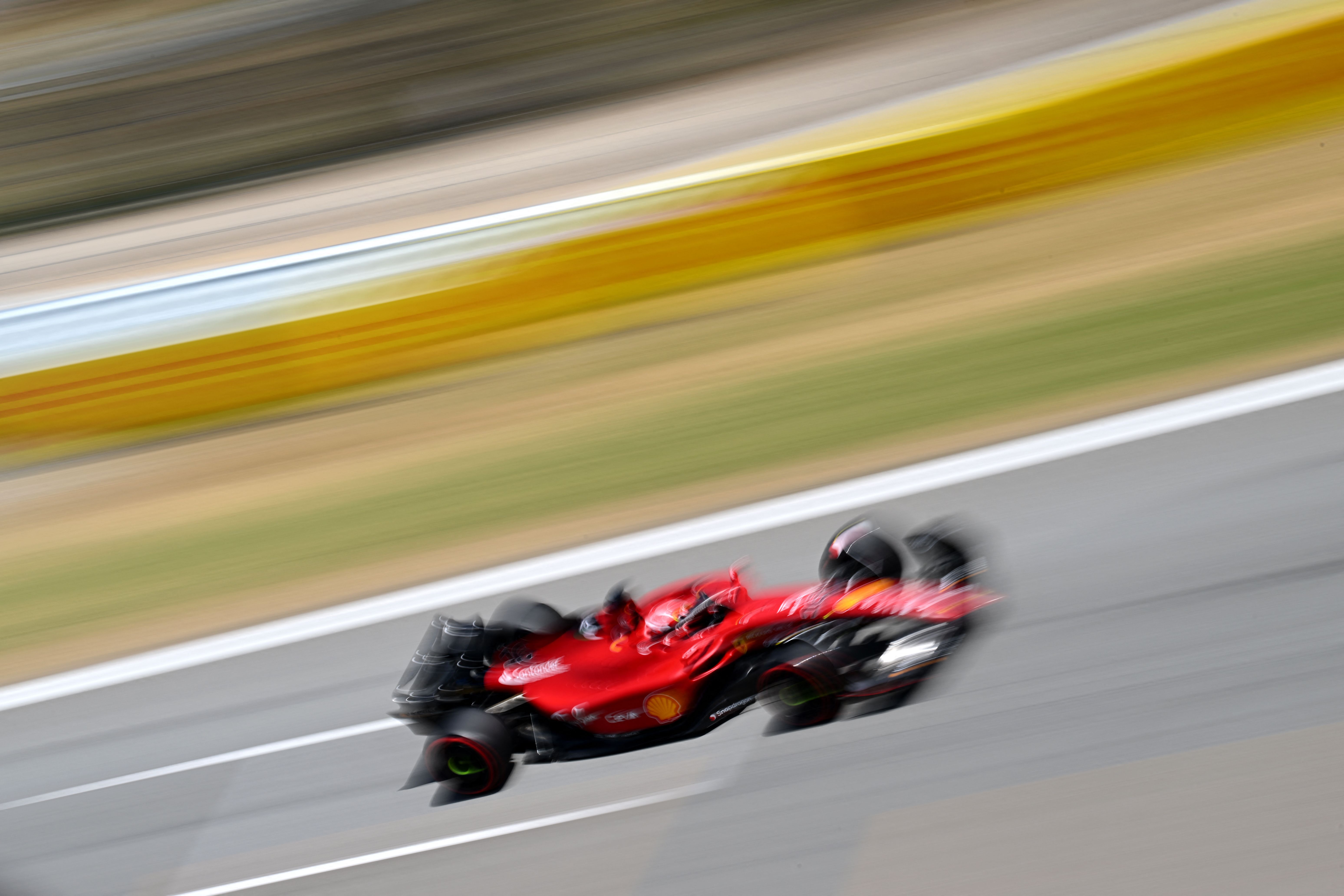 Pembalap Ferrari, Charles Leclerc menjadi yang tercepat dalam latihan hari pertama balap F1 GP Spanyol, Jumat (20/5).    
