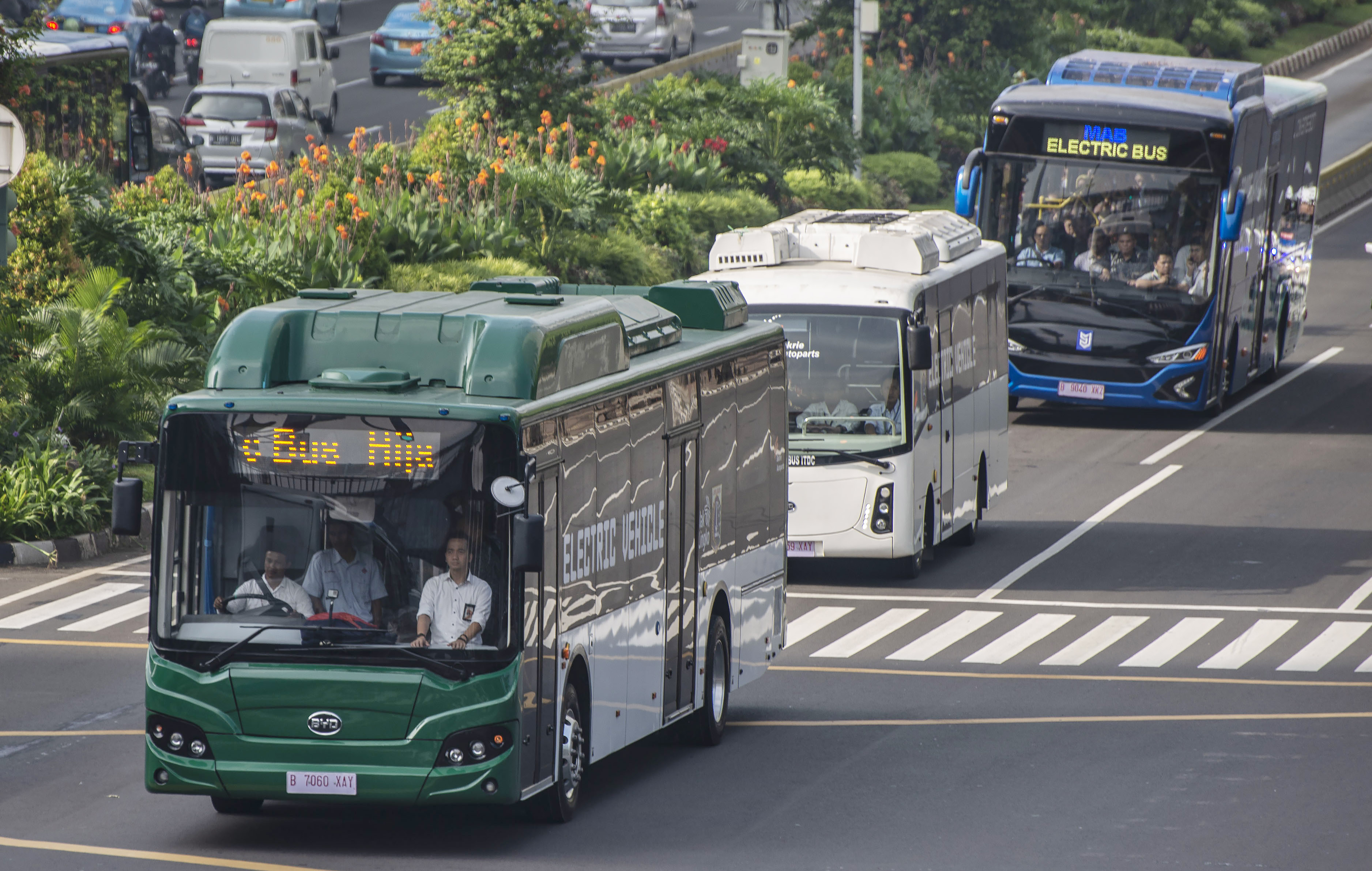 Tiga bus listrik melintas saat diuji coba di Jalan MH Thamrin, Jakarta
