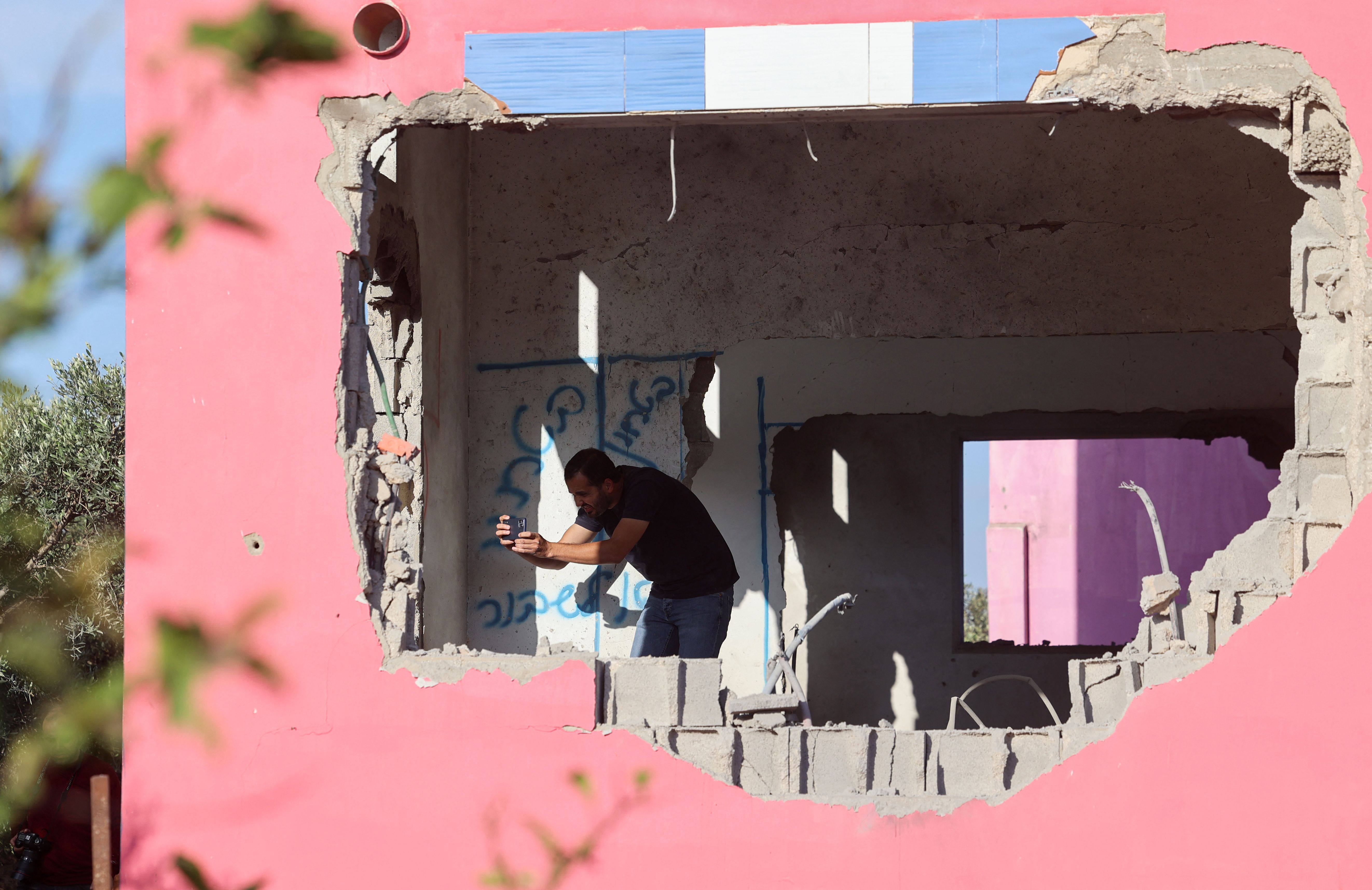 Tampak rumah warga Palestina dihancurkan tentara israel di Desa Silat al-Harithiya, Kota Jenin, Tepi Barat, Palestina.     