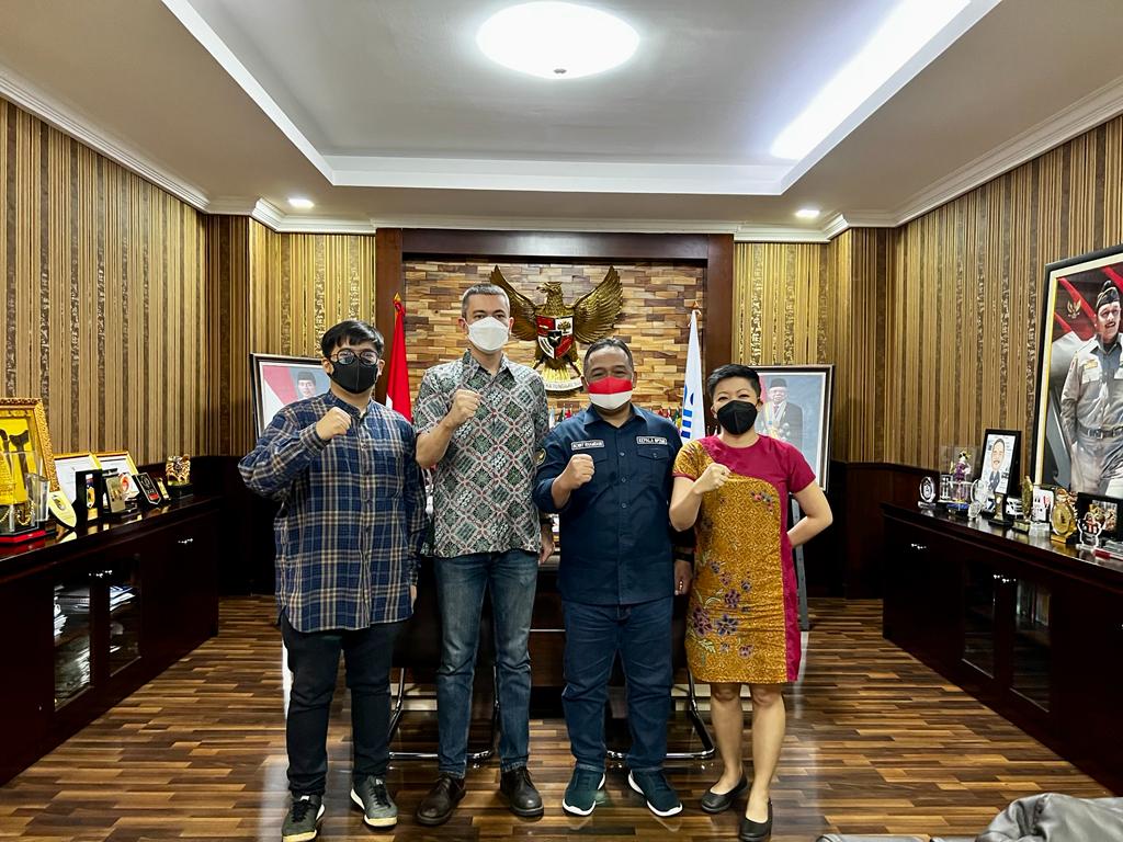 Juru Bicara DPP PSI Bidang Ketenagakerjaan Francine Widjojo (keempat dari kanan) dan Kepala BP2MI Benny Rhamdan (ketiga dari kanan)i 