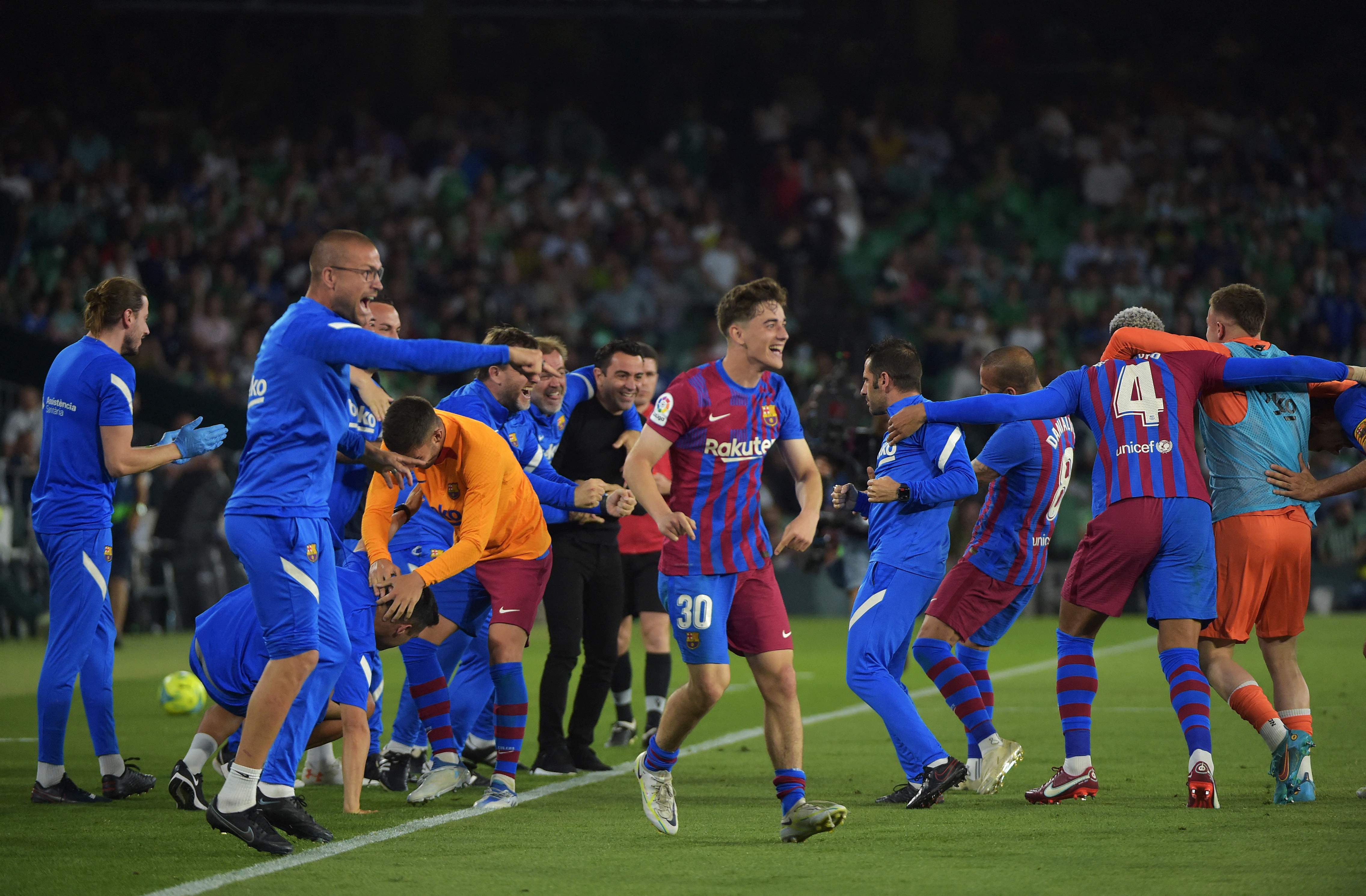 Pemain FC Barcelona rayakan kemenangan atas Real Betis dan mengamankan tiket ke final Liga Champion musim depan, Minggu (8/5/2022)