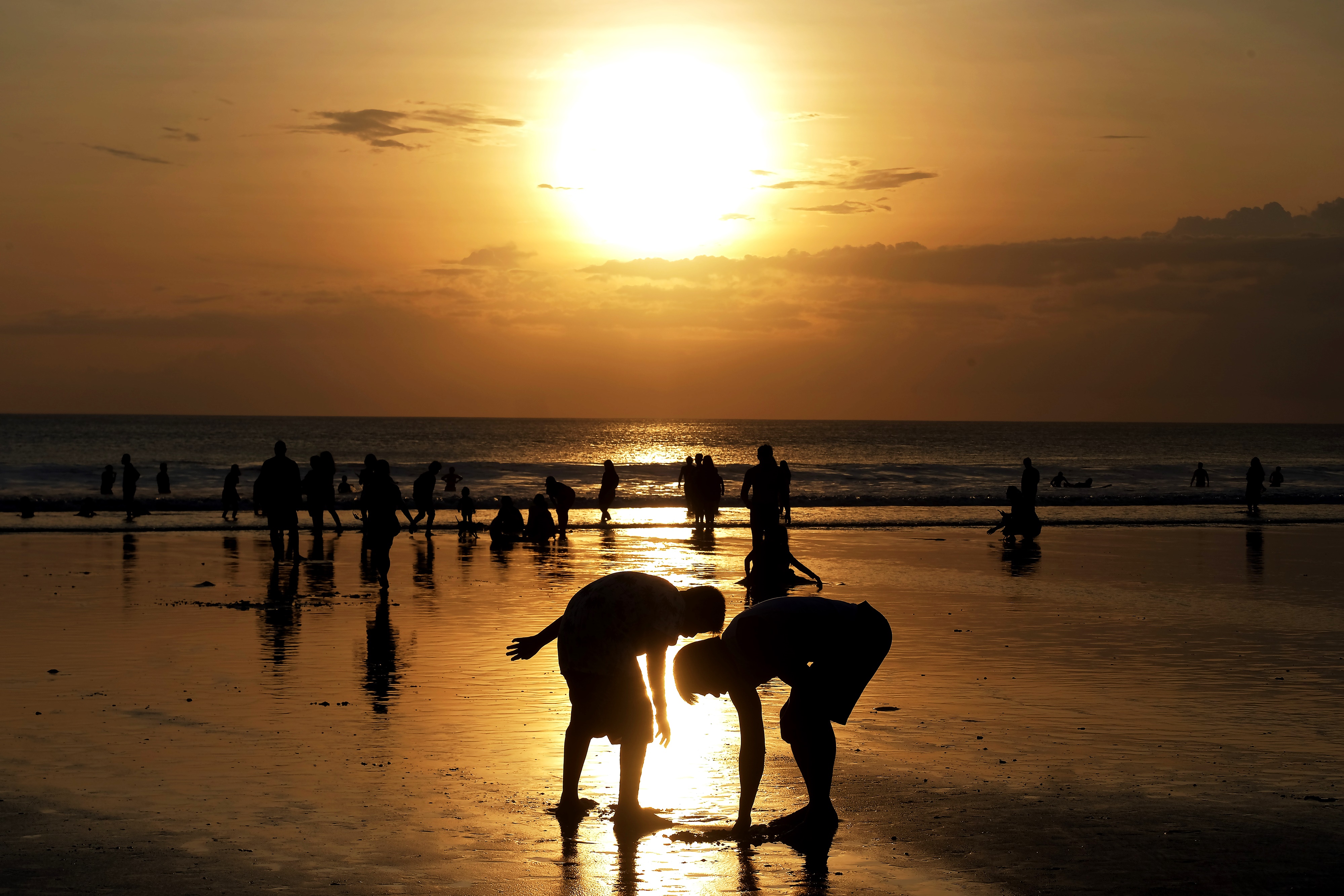 Bermain di pantai saat sunset.
