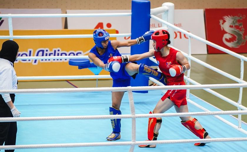 Kickboxer Indonesia Amanda Loupatty (biru) saat bertarung melawan Mimi Yoysaykham asal Laos di Bac Ninh Gymnasium, Minggu (8/5).