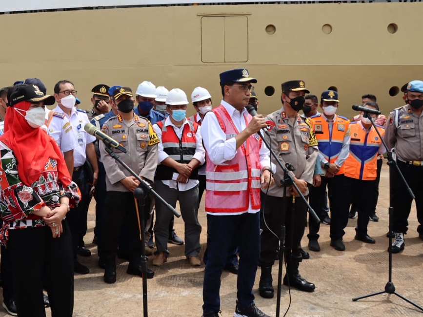 Menhub Budi Karya Sumadi (depan dua kiri) saat memberikan keterangan di Dermaga B, Pelabuhan Panjang, Lampung, Sabtu (7/5). 