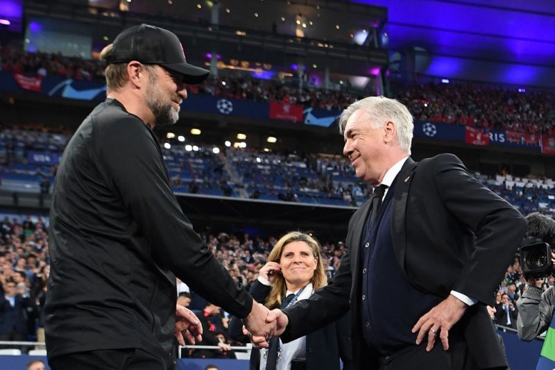 Pelatih Real Madrid Carlo Ancelotti menyalami pelatih Liverpool Jurgen Klopp (kiri) menjelang final Liga Champions antara Liverpool dan Real