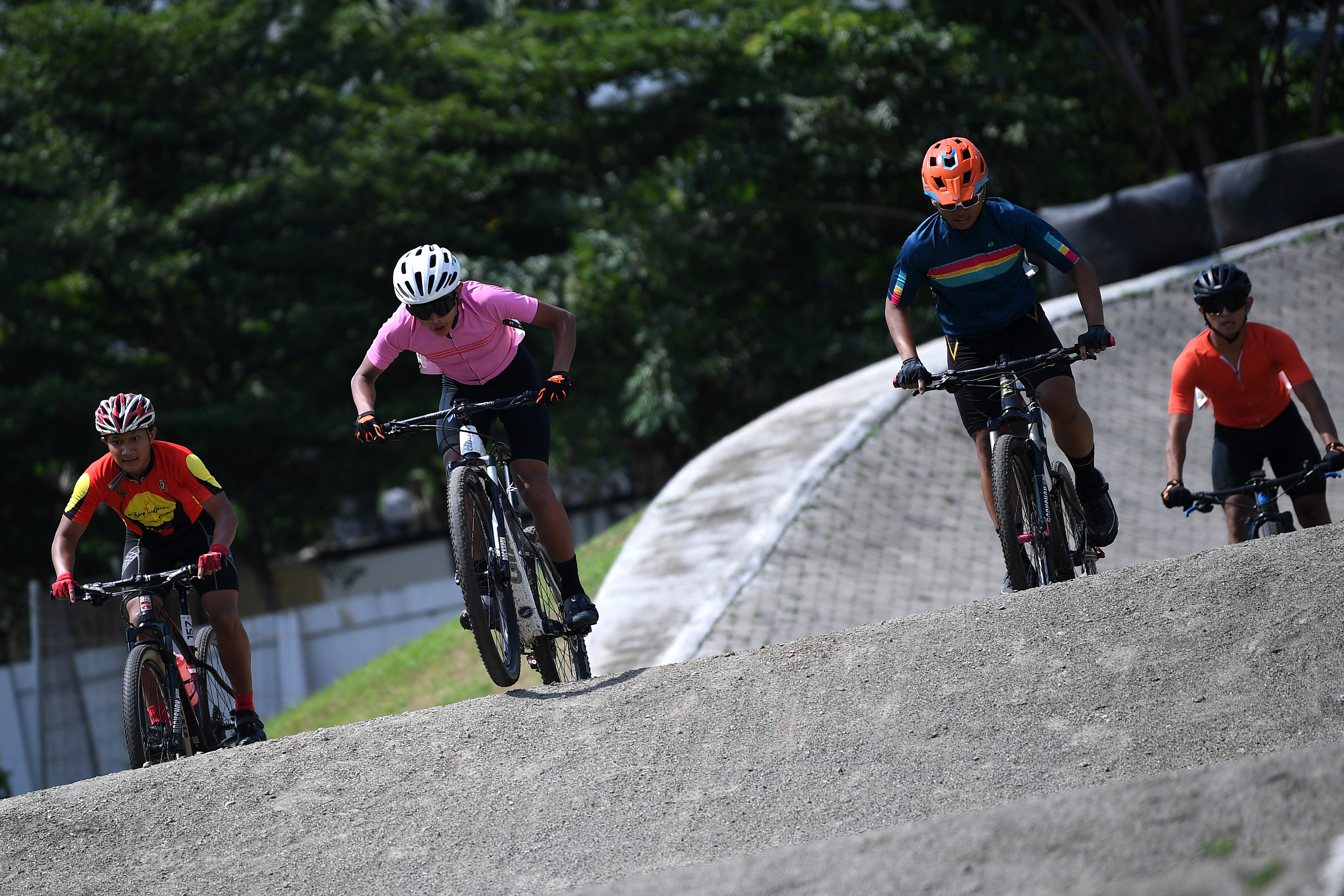 Aksi para pembalap MTB