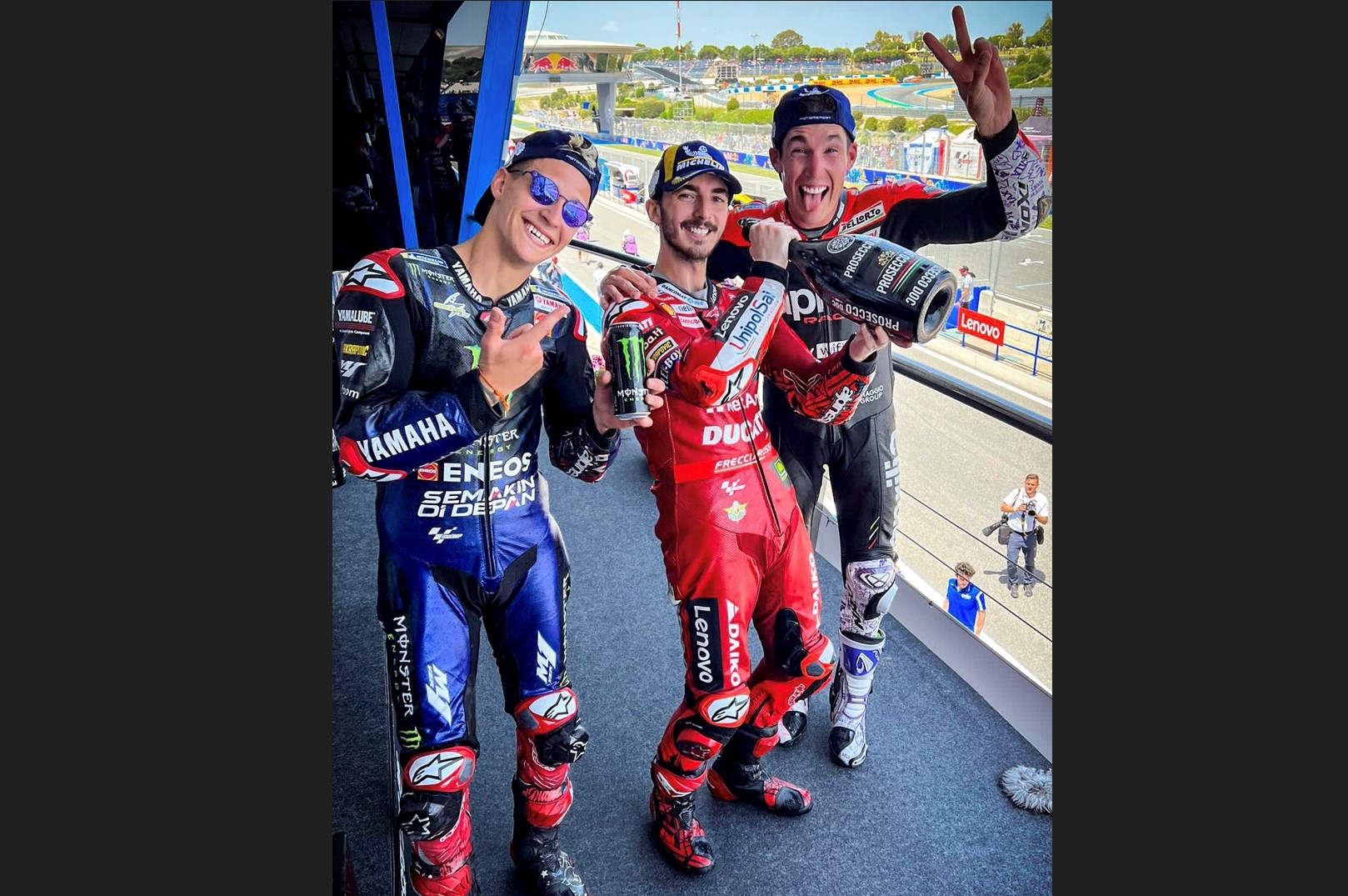 Francesco Bagnaia (tengah) bersama Fabio Quartararo dan Aleix Espargaro merayakan porium mereka di GP Spanyol.