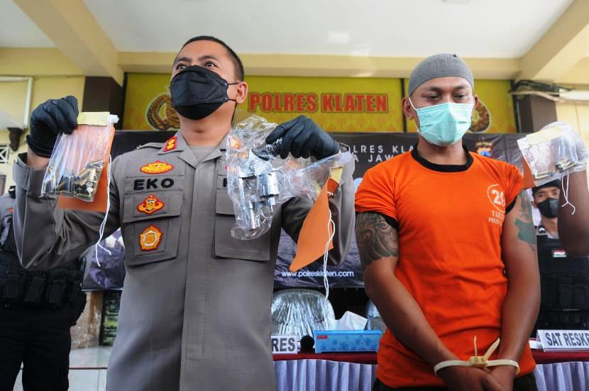 Kapolres AKB Eko Prasetyo menjukkan barang bukti senpi pistol rakitan tersangka Deni Setyawan. 