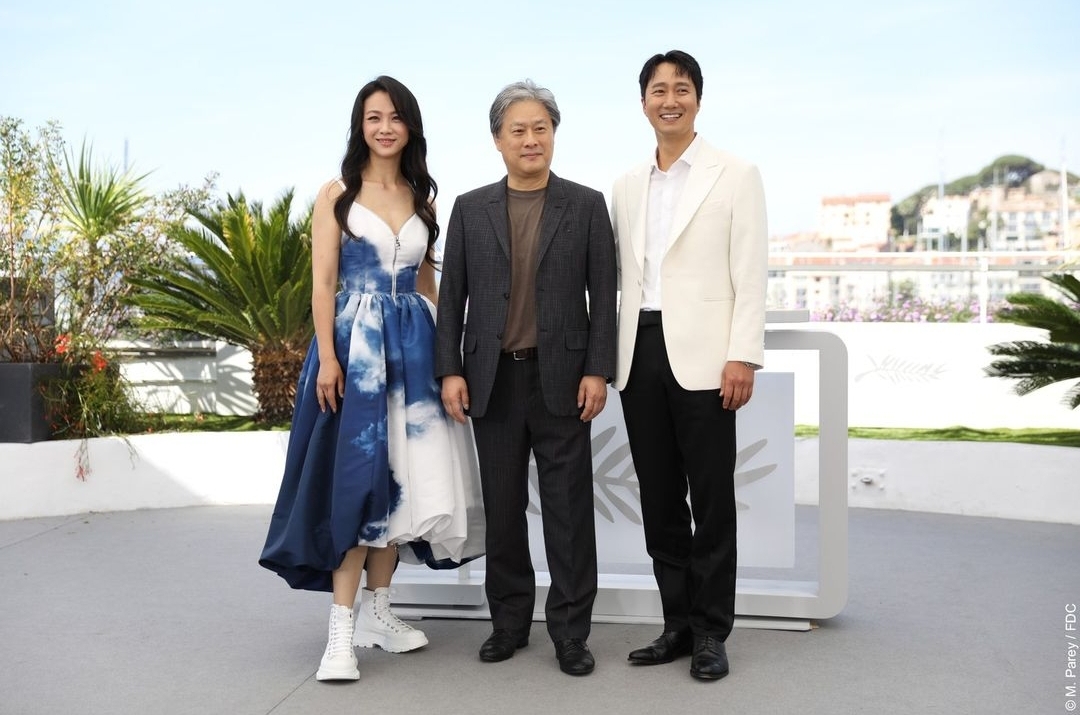 Sutradara Park Chan-wook (tengah) di Festival Film Cannes 2022.